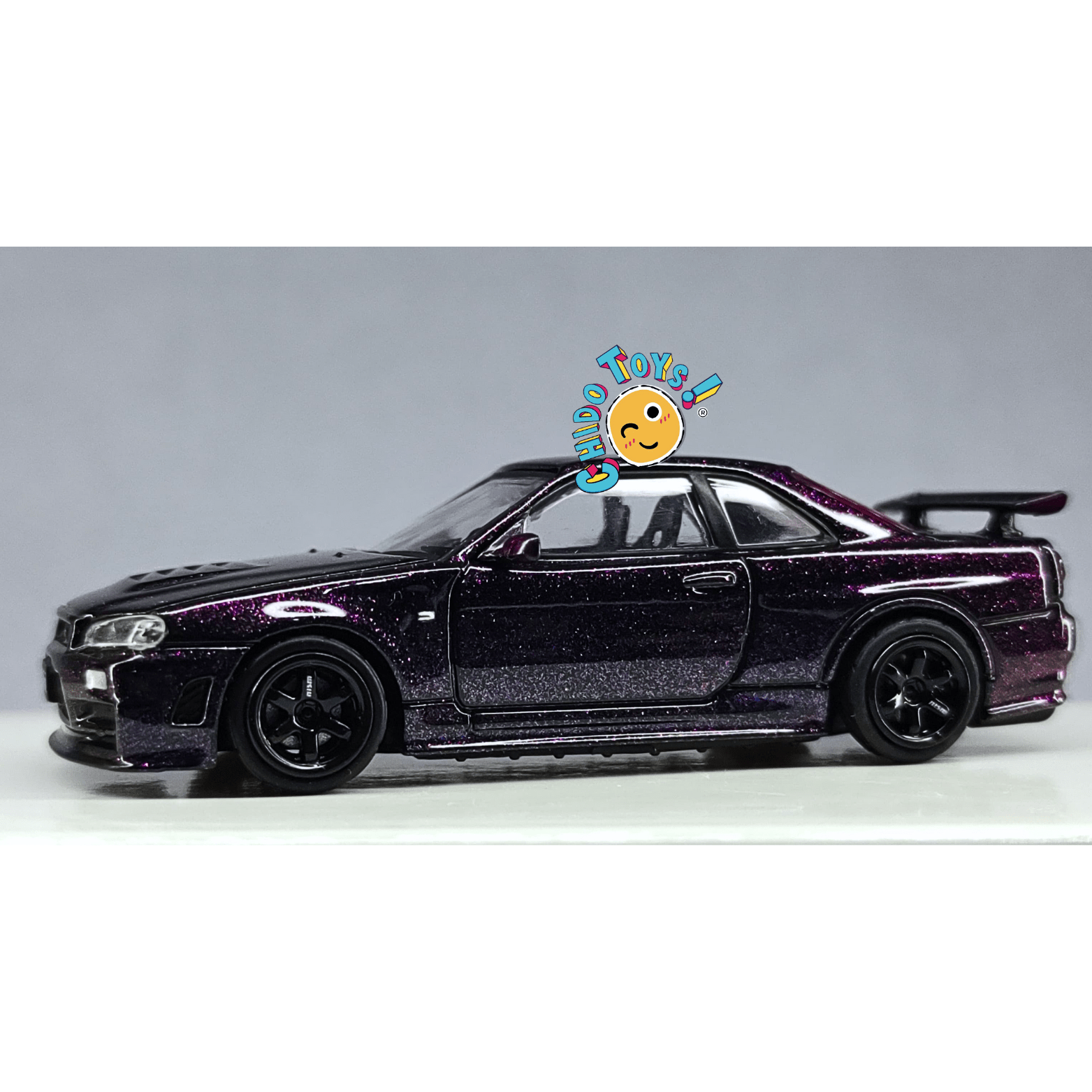 Auto a escala 1:64 TopArt Nissan Skyline GT - R R34 Z - Tune Camaleón con Base y Capelo - Chido Toys