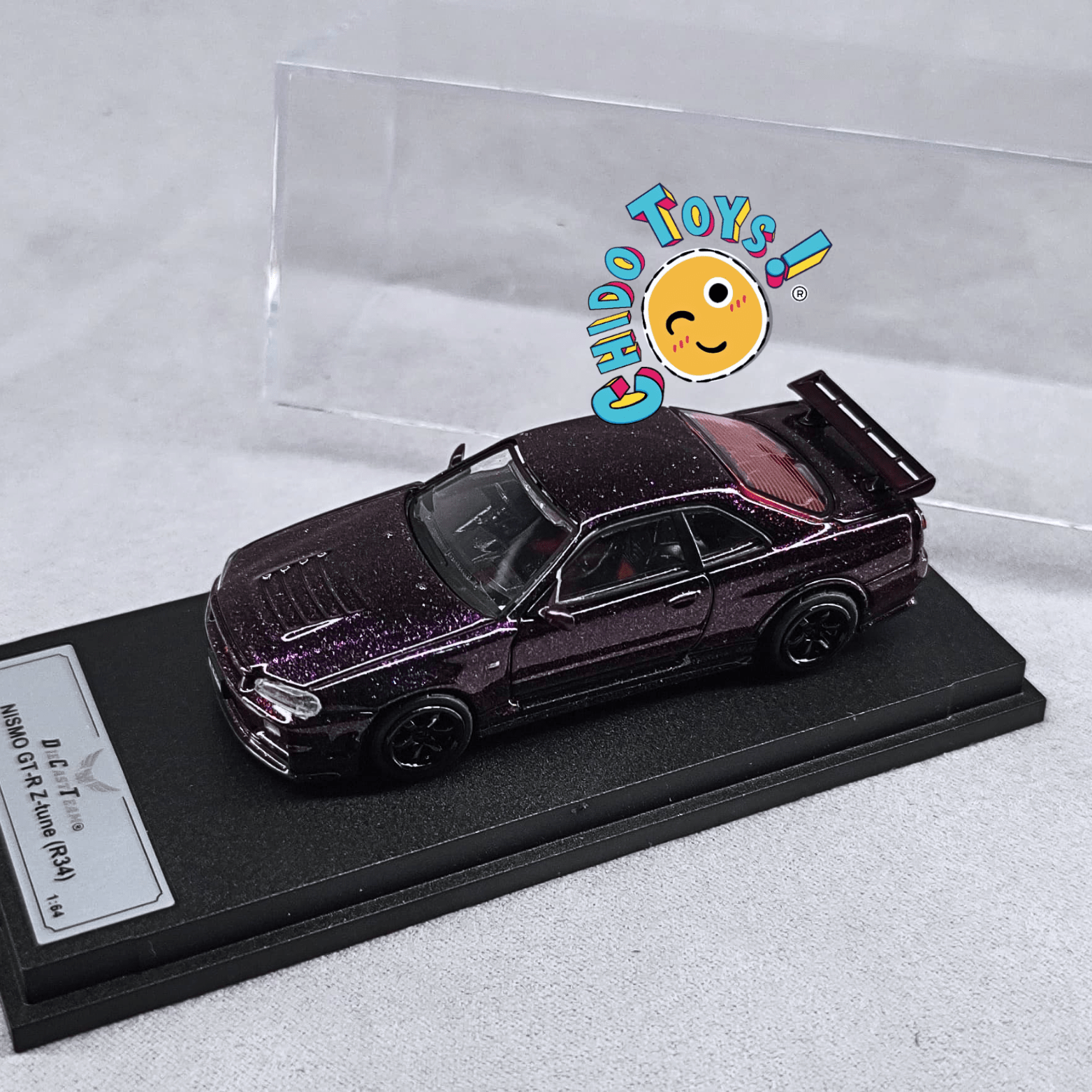 Auto a escala 1:64 TopArt Nissan Skyline GT - R R34 Z - Tune Camaleón con Base y Capelo - Chido Toys