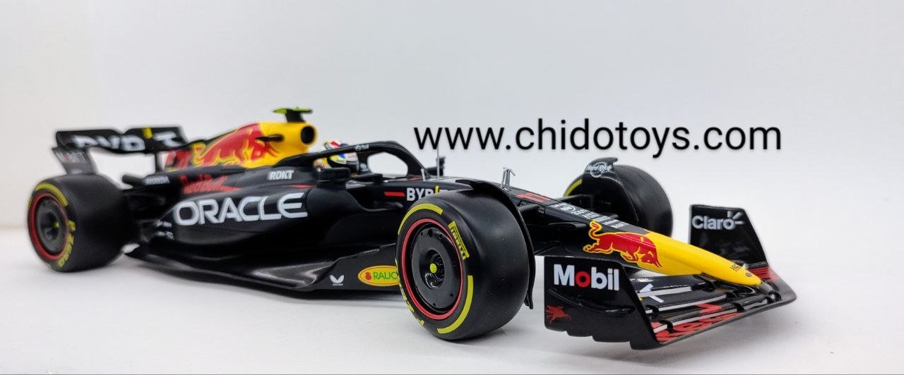 Modelo a escala 1:18 RB19 de Checo Pérez, detalle de nariz amarilla y logos Red Bull