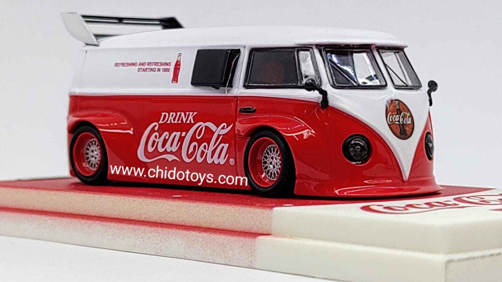 VW T1 Coca-Cola Cool Car 1:64 rojo y blanco con capelo acrílico, llantas de goma y base de exhibición