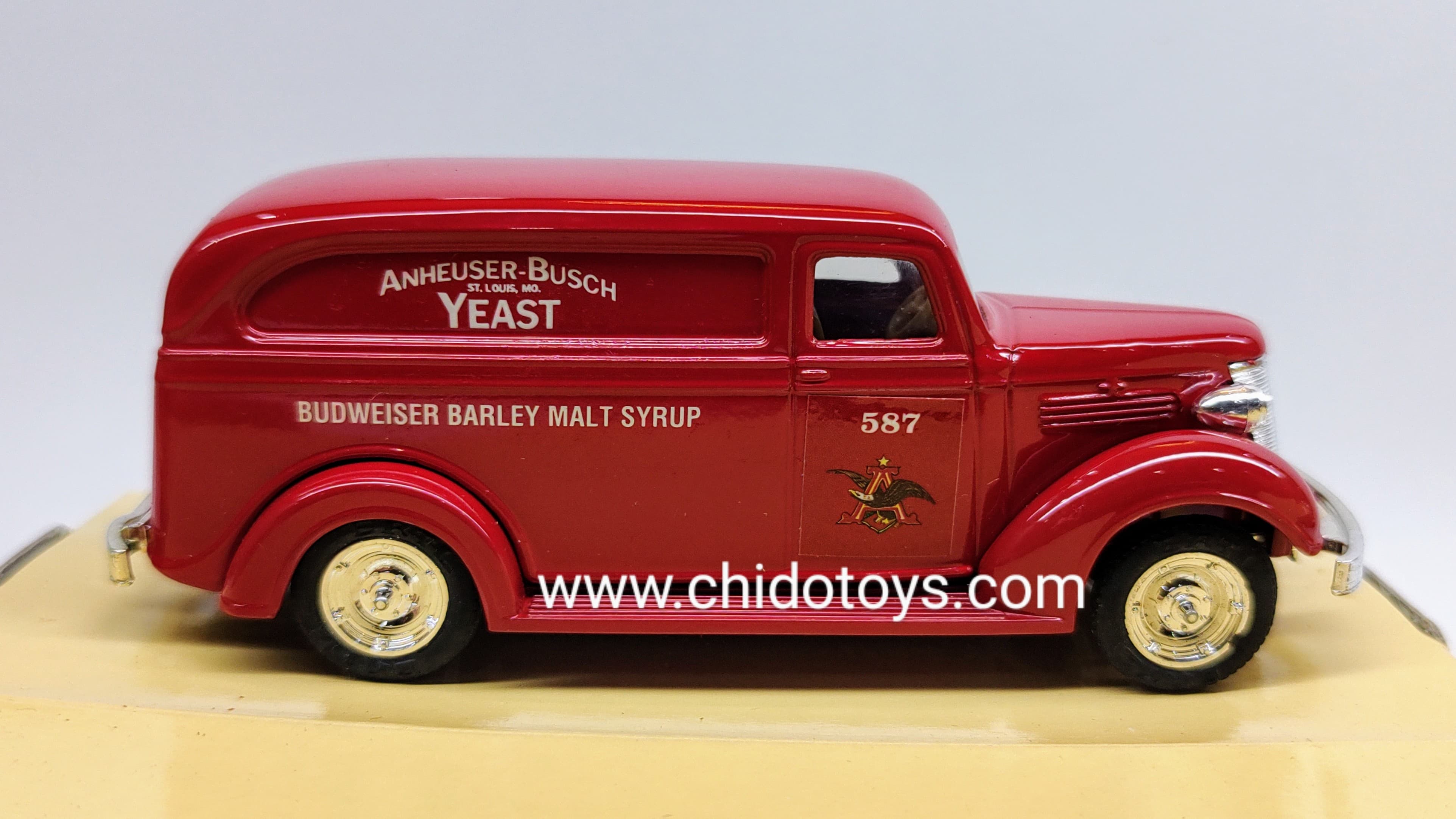 Auto a escala marca ERTL Modelo Chevy Panel Truck 1938 - Chido Toys