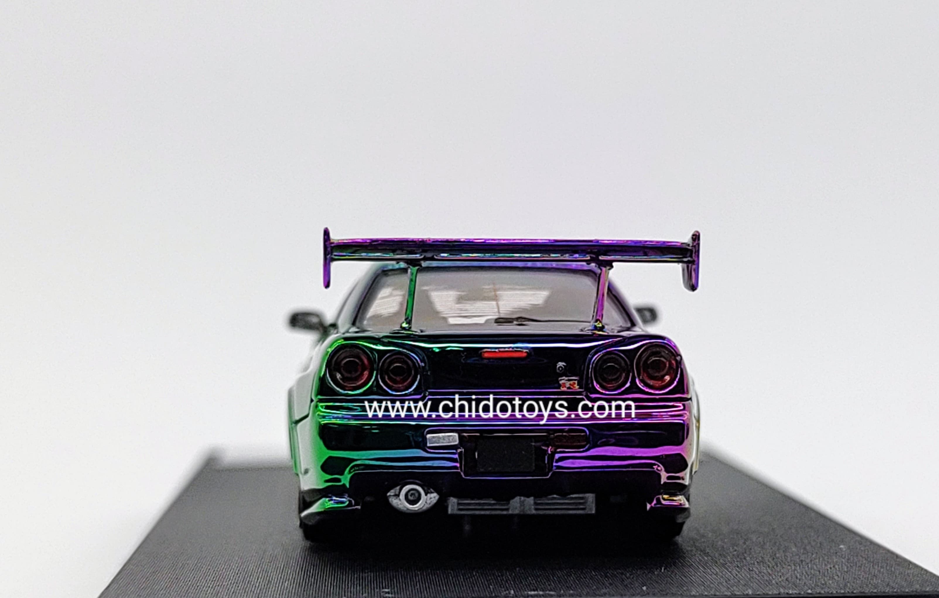 Auto a escala marca Fuji, Modelo Skyline GT - R R34 Nismo Z - Tune High Wing Green - Purple Magic - Chido Toys