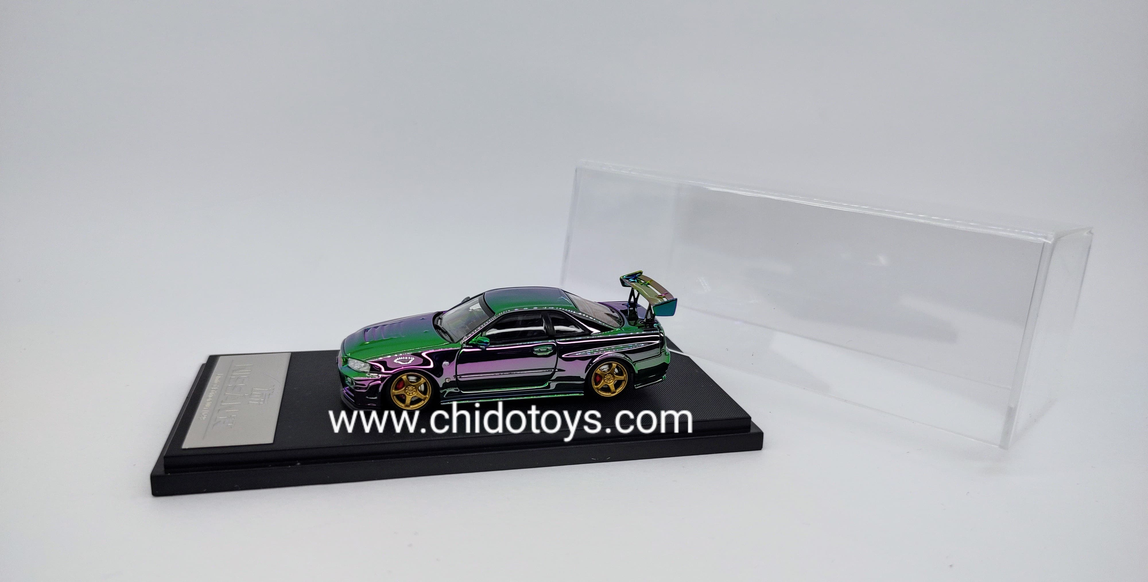 Auto a escala marca Fuji, Modelo Skyline GT - R R34 Nismo Z - Tune High Wing Green - Purple Magic - Chido Toys