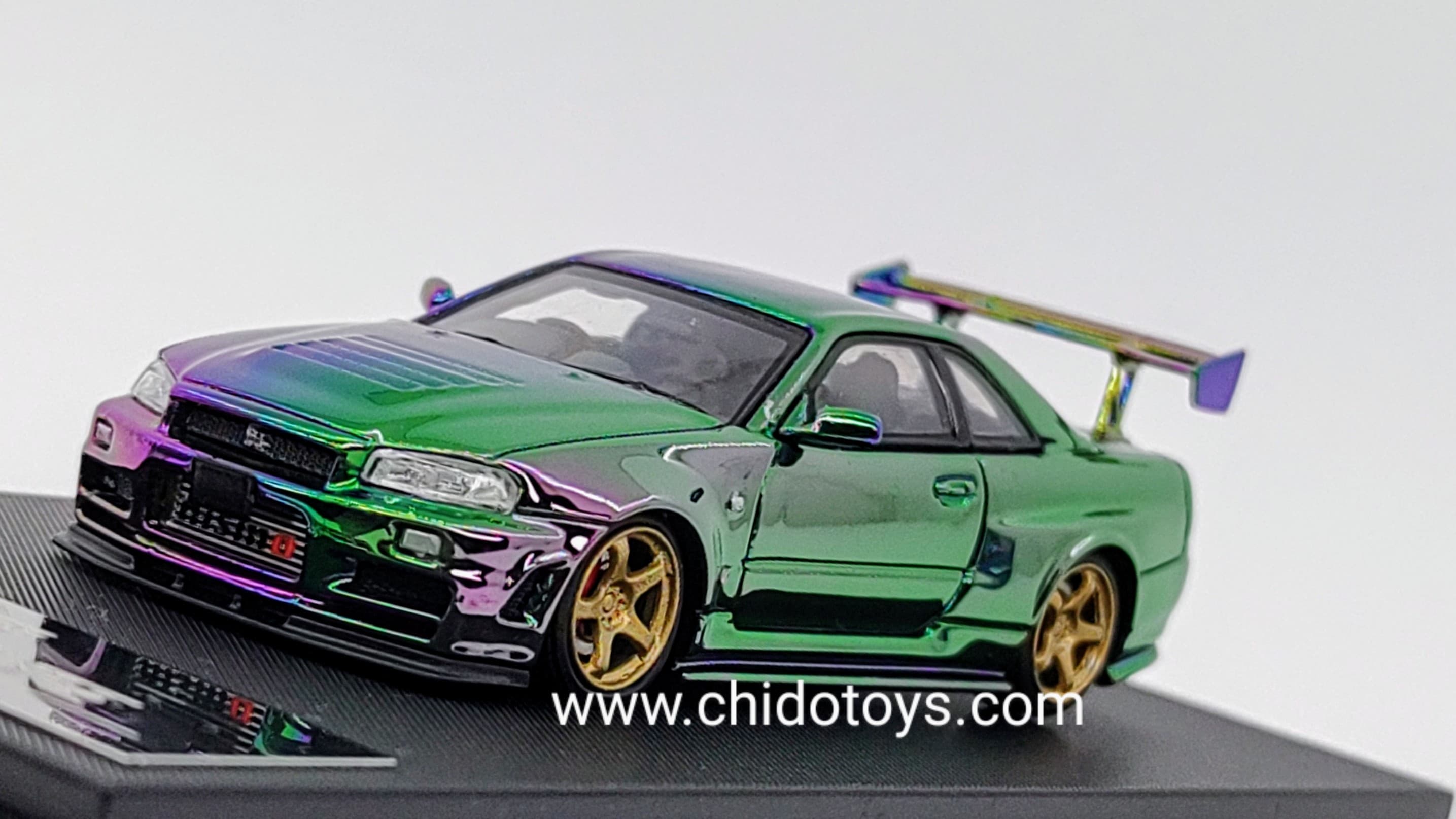 Auto a escala marca Fuji, Modelo Skyline GT - R R34 Nismo Z - Tune High Wing Green - Purple Magic - Chido Toys