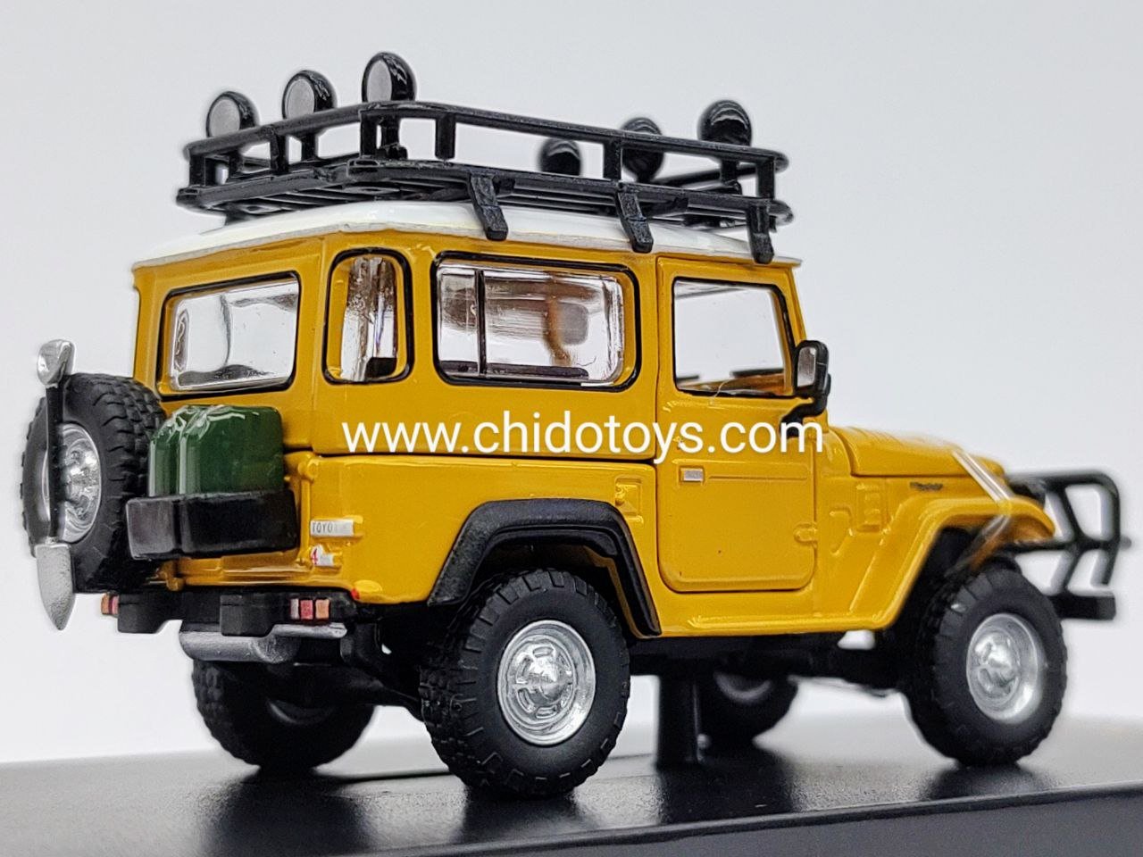 Auto a escala marca Hobby Fans, Modelo Toyota Land Cruiser FJ40 - Chido Toys