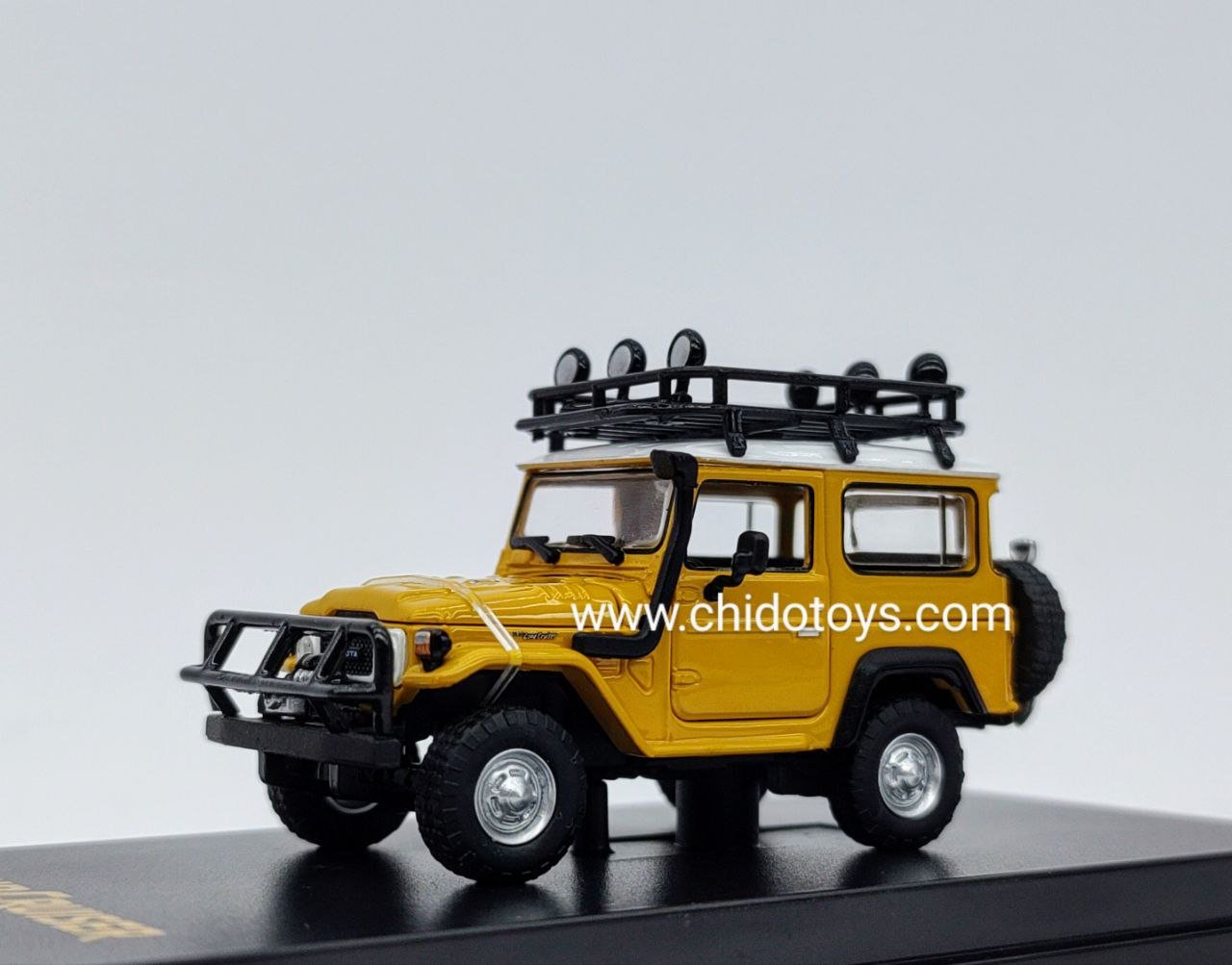 Auto a escala marca Hobby Fans, Modelo Toyota Land Cruiser FJ40 - Chido Toys