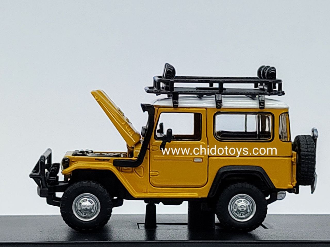 Auto a escala marca Hobby Fans, Modelo Toyota Land Cruiser FJ40 - Chido Toys