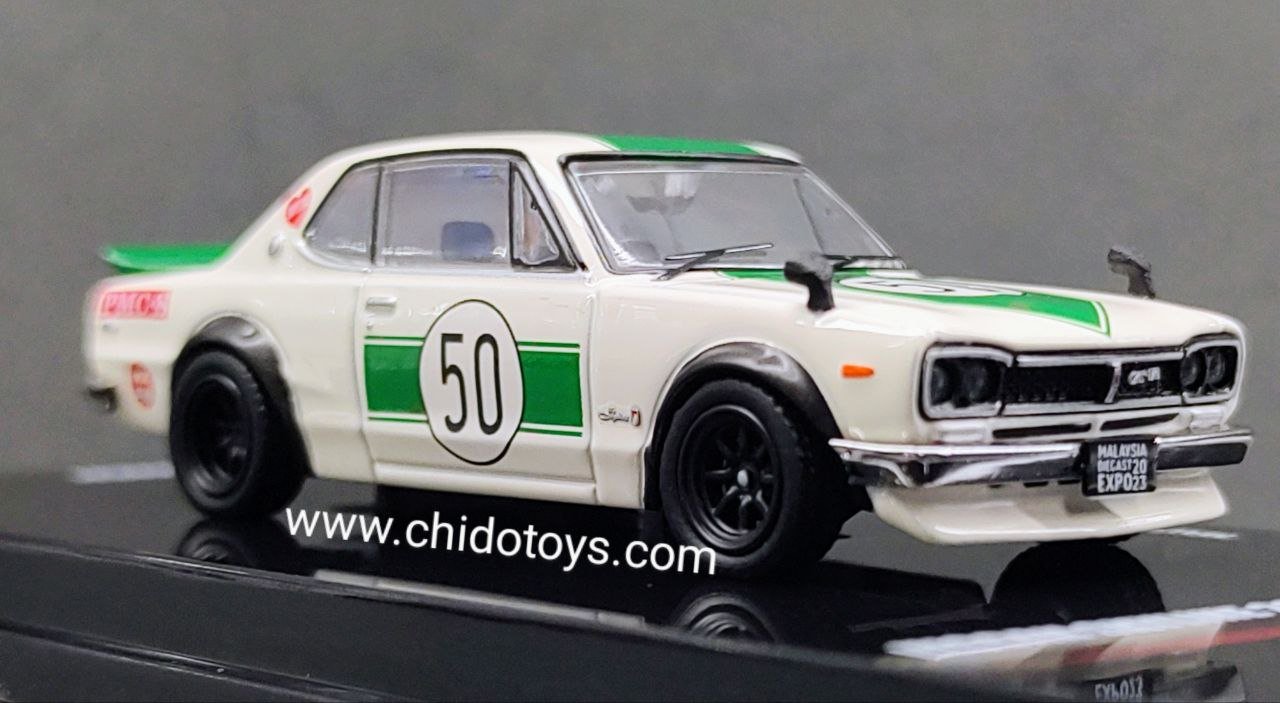 Auto a escala Inno64 Nissan Skyline GT-R 1:64 blanco con verde, edición Malaysia Diecast Expo 2023, llantas de goma y capelo acrílico