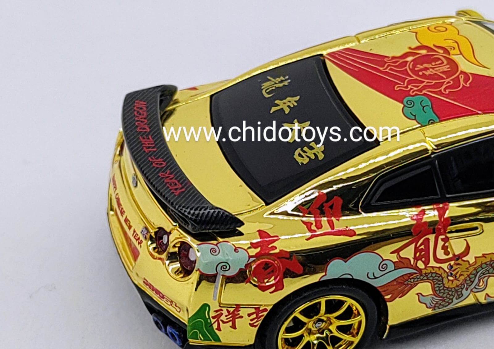 Auto a escala marca Inno64, Modelo GT - R R35 Año Nuevo Chino 2024 "Año del Dragón" - Chido Toys