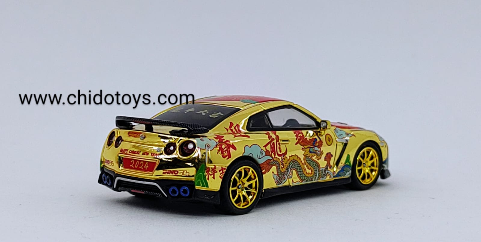 Auto a escala marca Inno64, Modelo GT - R R35 Año Nuevo Chino 2024 "Año del Dragón" - Chido Toys