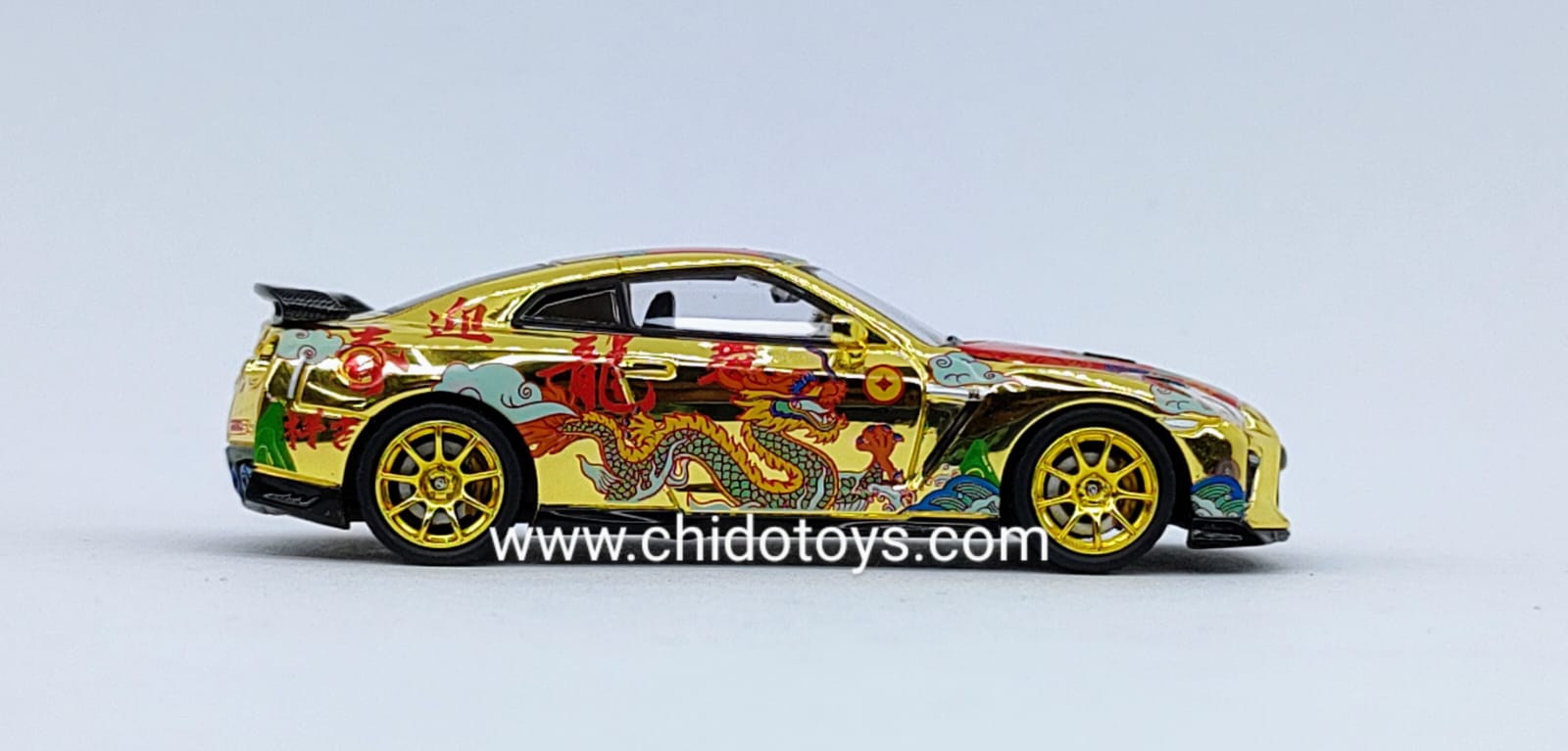 Auto a escala marca Inno64, Modelo GT - R R35 Año Nuevo Chino 2024 "Año del Dragón" - Chido Toys