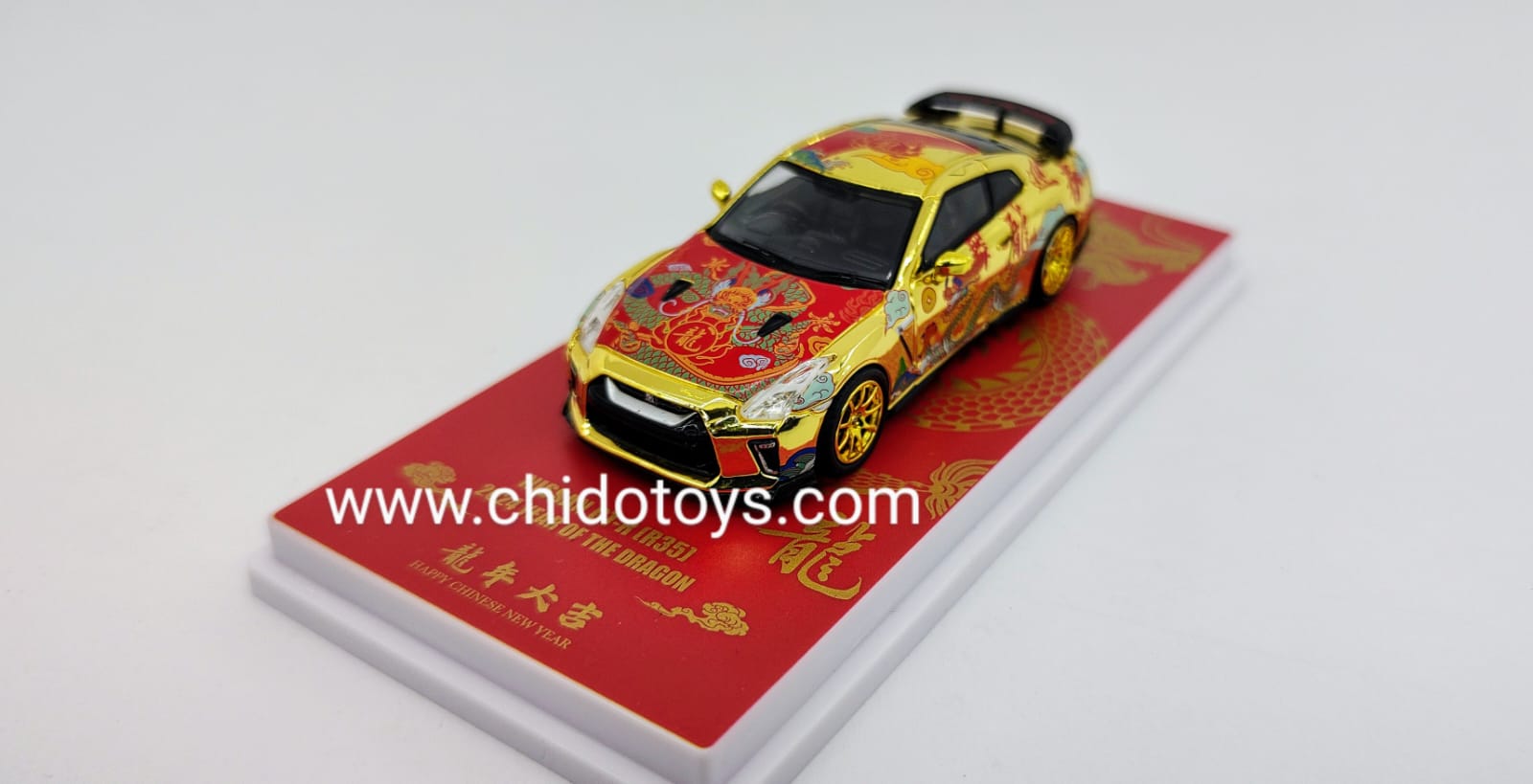 Auto a escala marca Inno64, Modelo GT - R R35 Año Nuevo Chino 2024 "Año del Dragón" - Chido Toys