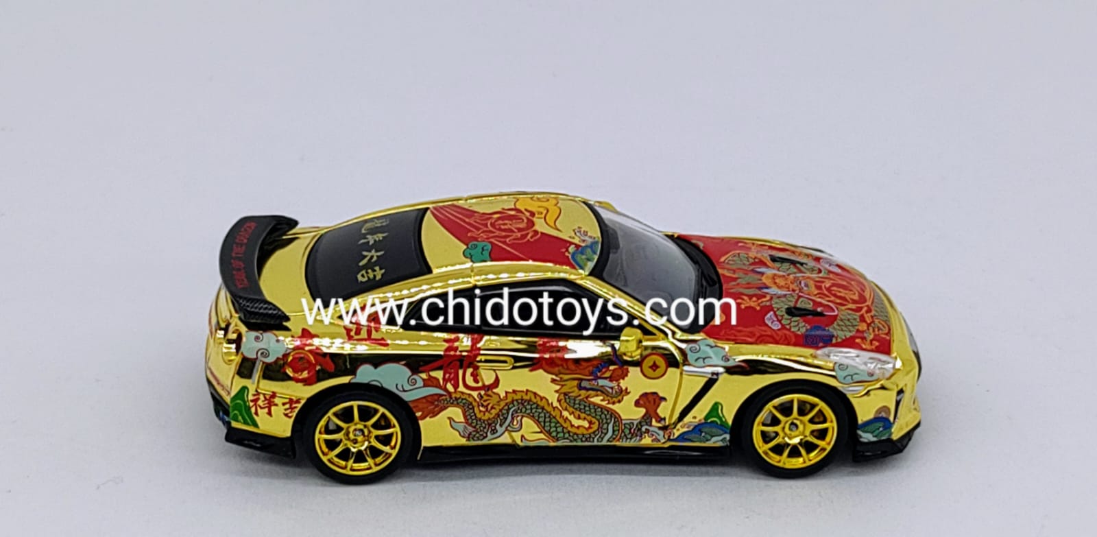 Auto a escala marca Inno64, Modelo GT - R R35 Año Nuevo Chino 2024 "Año del Dragón" - Chido Toys