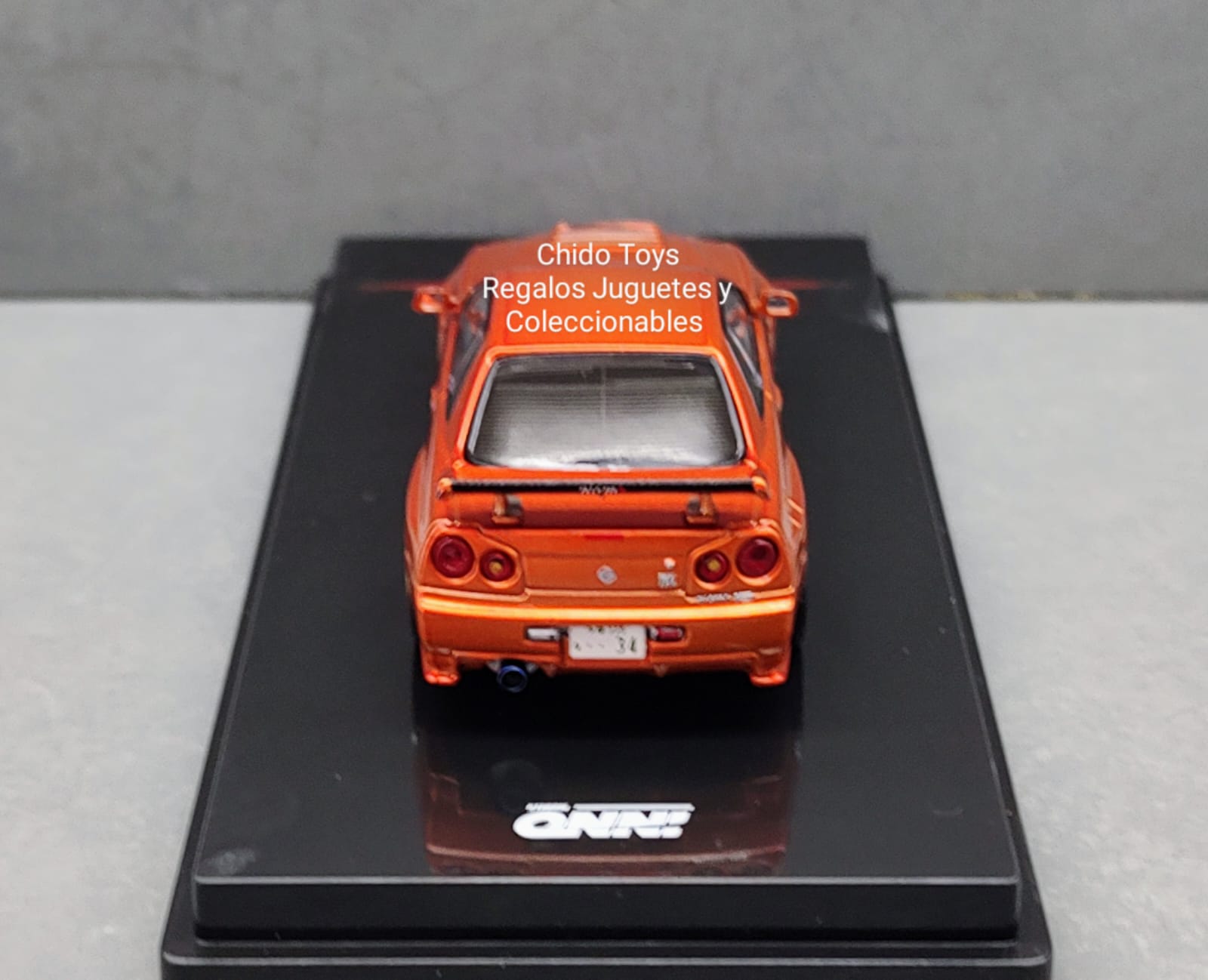 Auto a escala marca Inno64, Modelo NISSAN SKYLINE GT - R (R34) R - Tune Naranja Metálico - Chido Toys