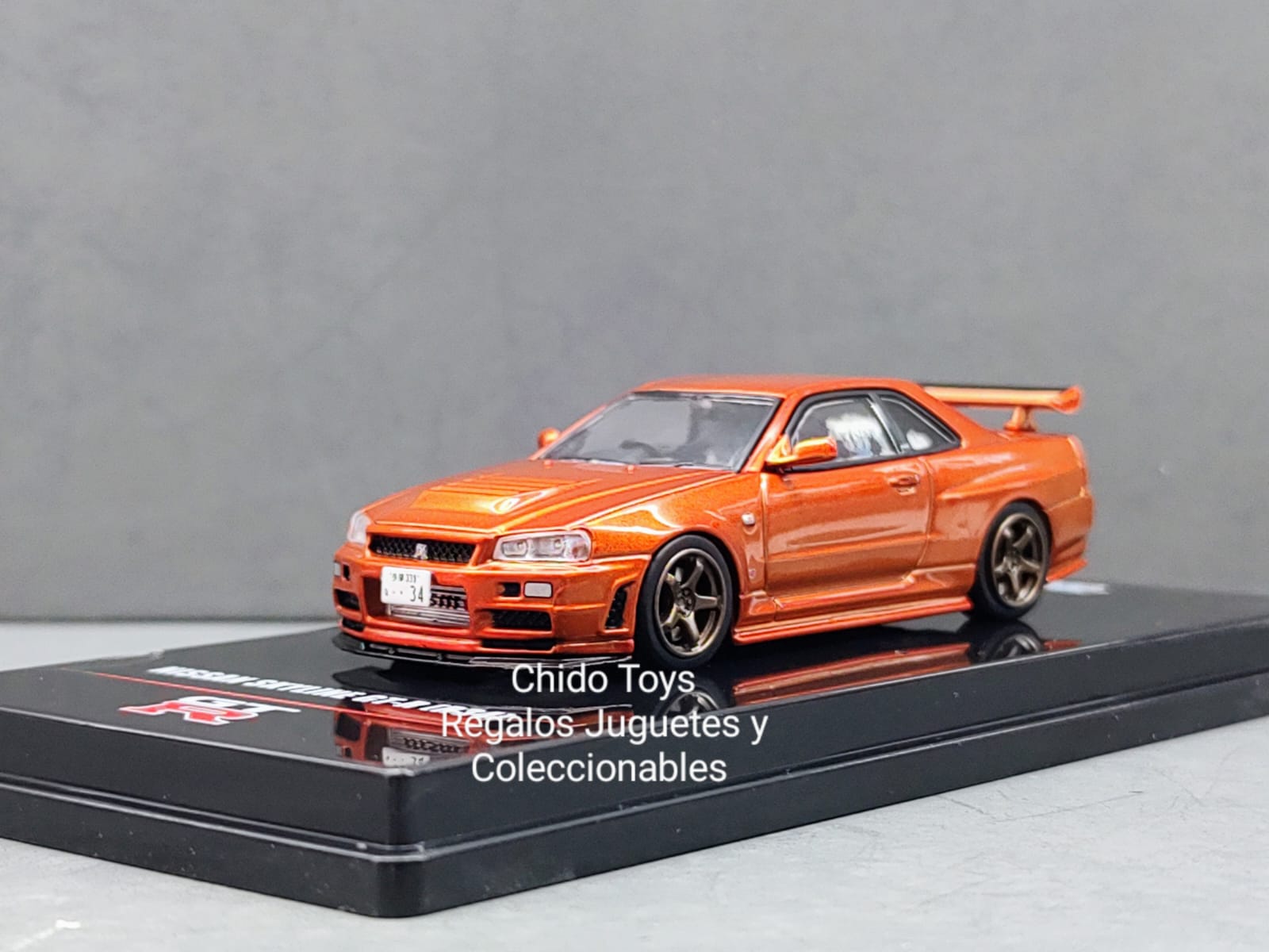 Auto a escala marca Inno64, Modelo NISSAN SKYLINE GT - R (R34) R - Tune Naranja Metálico - Chido Toys