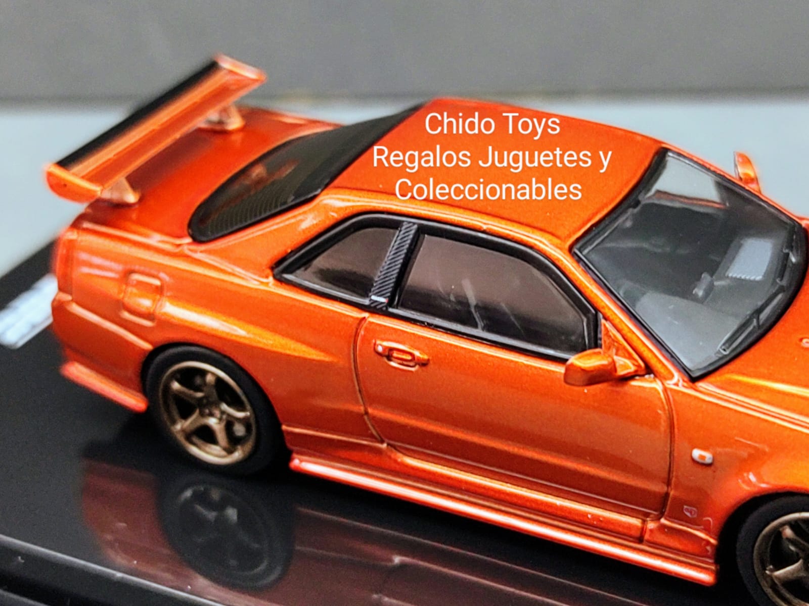 Auto a escala marca Inno64, Modelo NISSAN SKYLINE GT - R (R34) R - Tune Naranja Metálico - Chido Toys