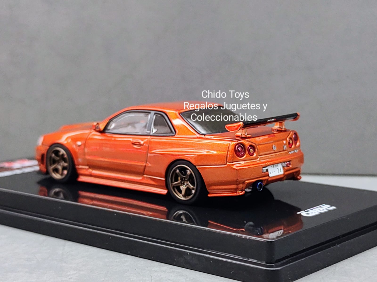 Auto a escala marca Inno64, Modelo NISSAN SKYLINE GT - R (R34) R - Tune Naranja Metálico - Chido Toys