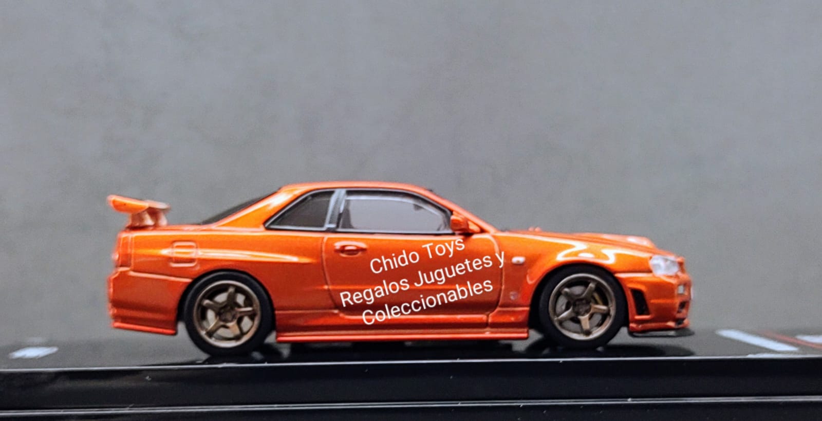 Auto a escala marca Inno64, Modelo NISSAN SKYLINE GT - R (R34) R - Tune Naranja Metálico - Chido Toys