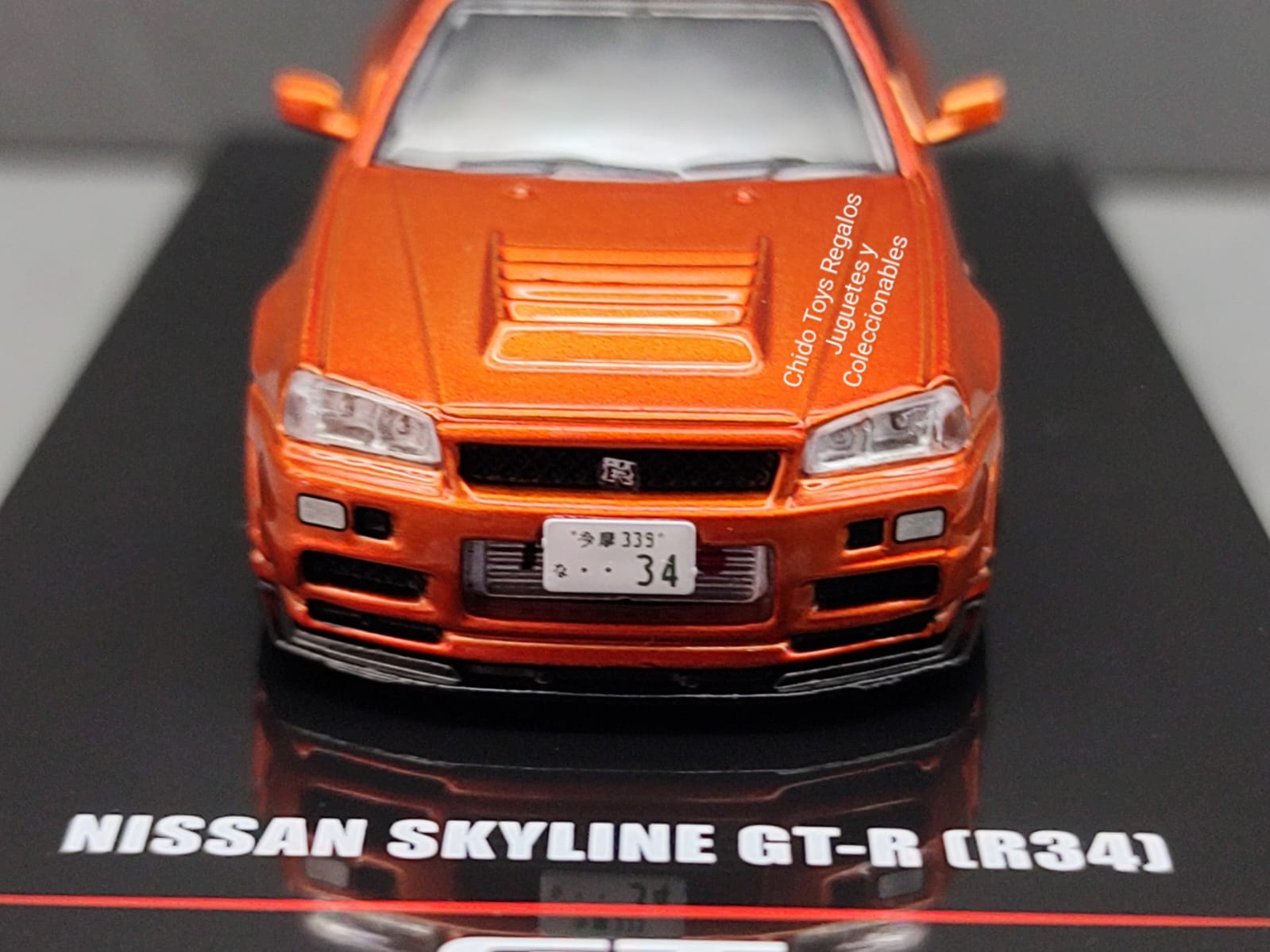 Auto a escala marca Inno64, Modelo NISSAN SKYLINE GT - R (R34) R - Tune Naranja Metálico - Chido Toys