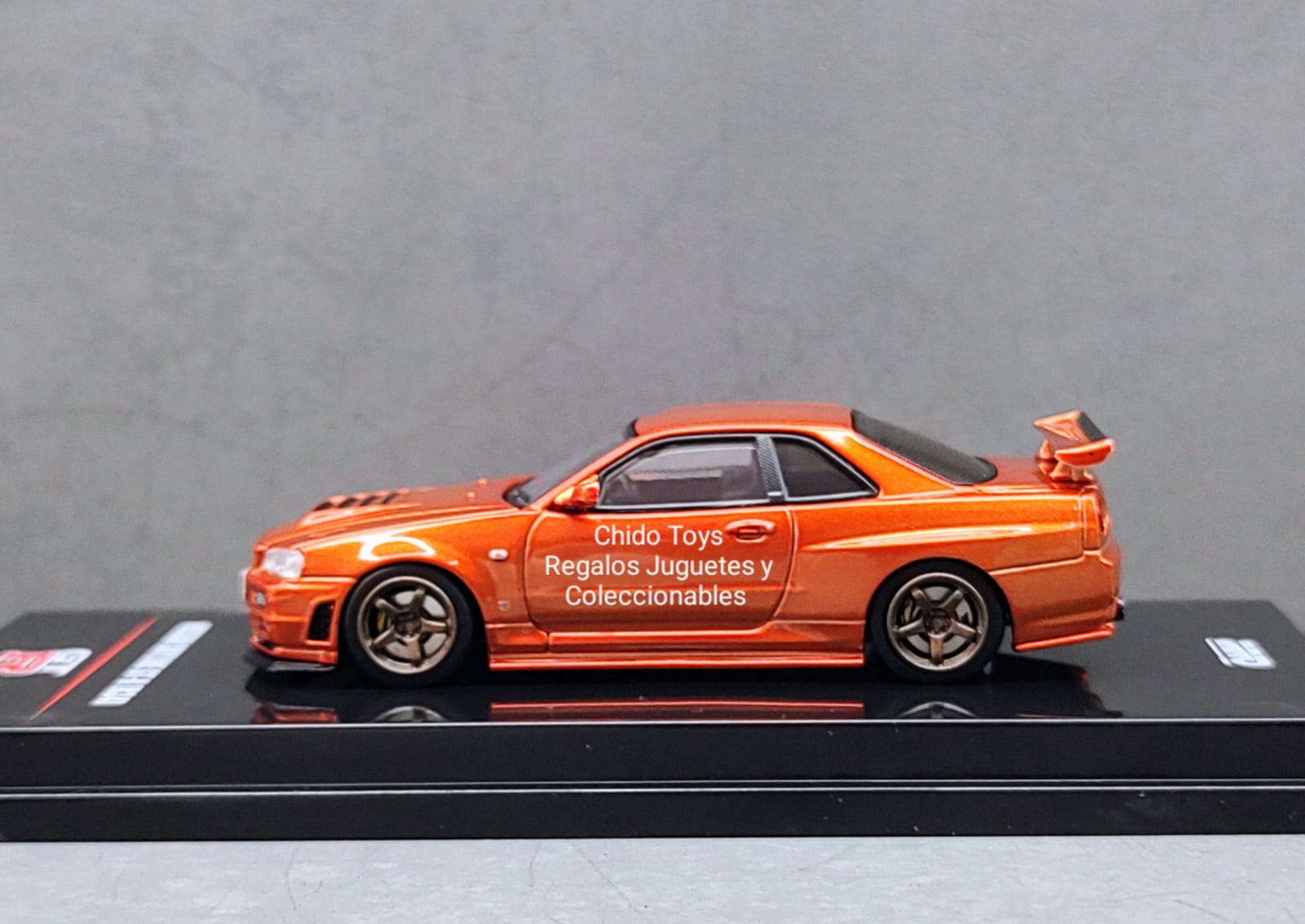 Auto a escala marca Inno64, Modelo NISSAN SKYLINE GT - R (R34) R - Tune Naranja Metálico - Chido Toys