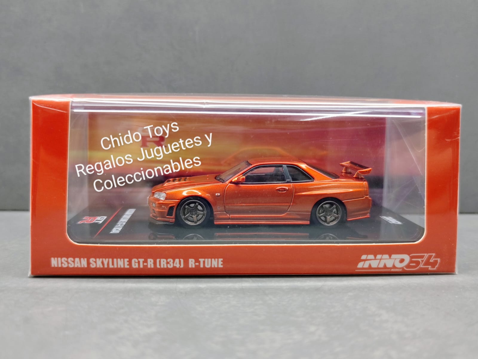 Auto a escala marca Inno64, Modelo NISSAN SKYLINE GT - R (R34) R - Tune Naranja Metálico - Chido Toys