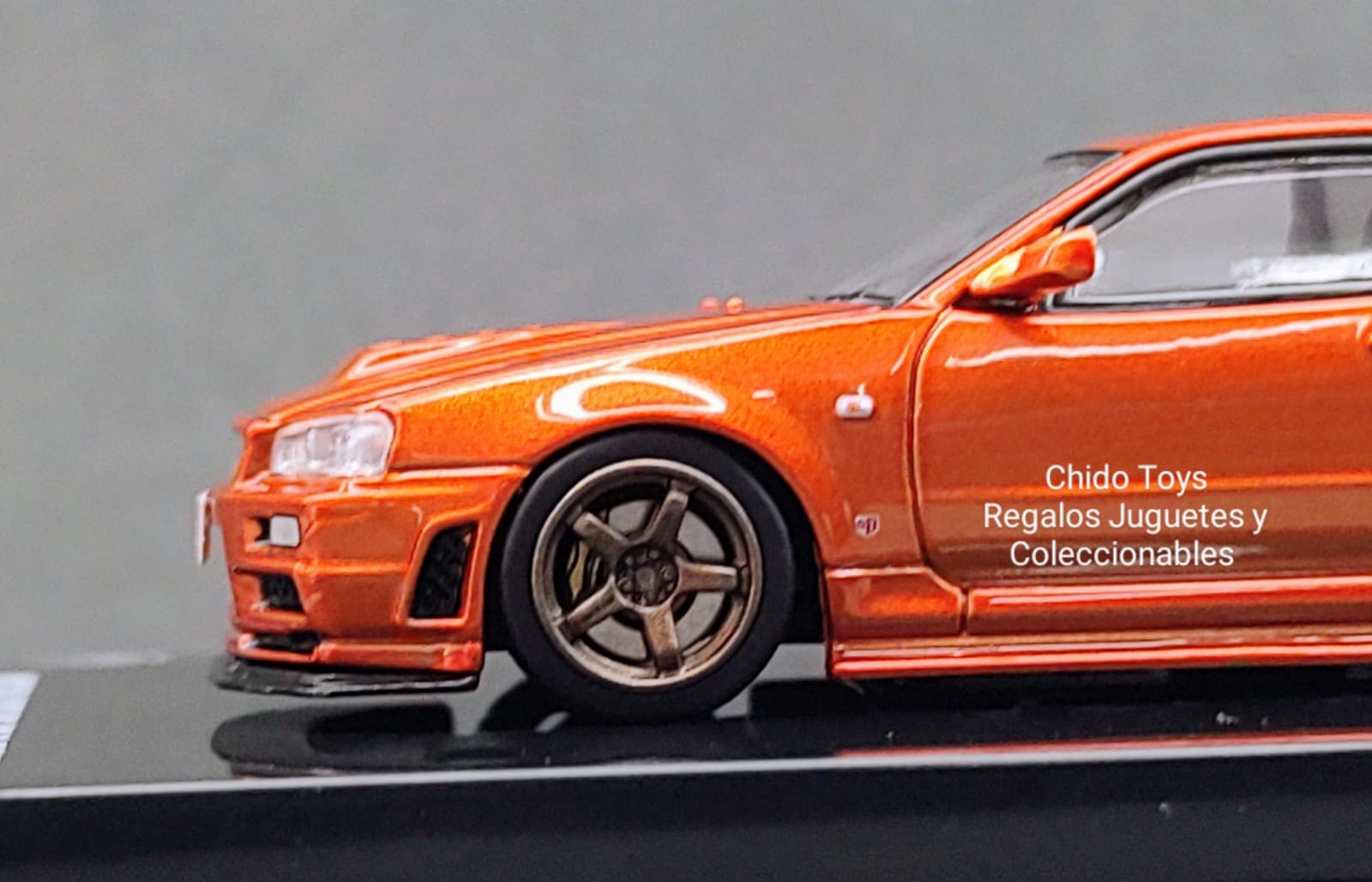 Auto a escala marca Inno64, Modelo NISSAN SKYLINE GT - R (R34) R - Tune Naranja Metálico - Chido Toys