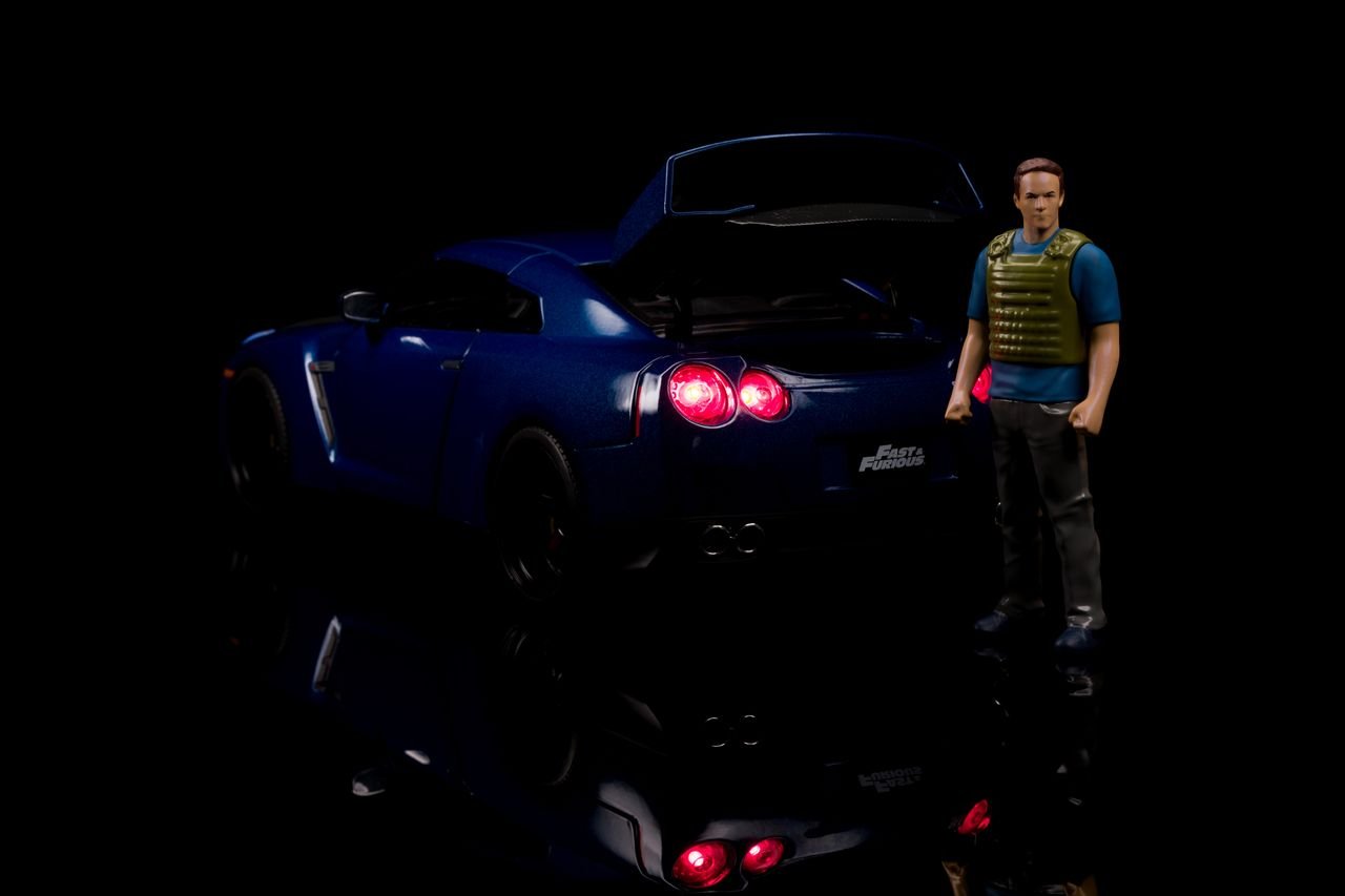 Auto a escala marca Jada, Modelo 2009 Nissan GT - R R35, con iluminación LED - Chido Toys