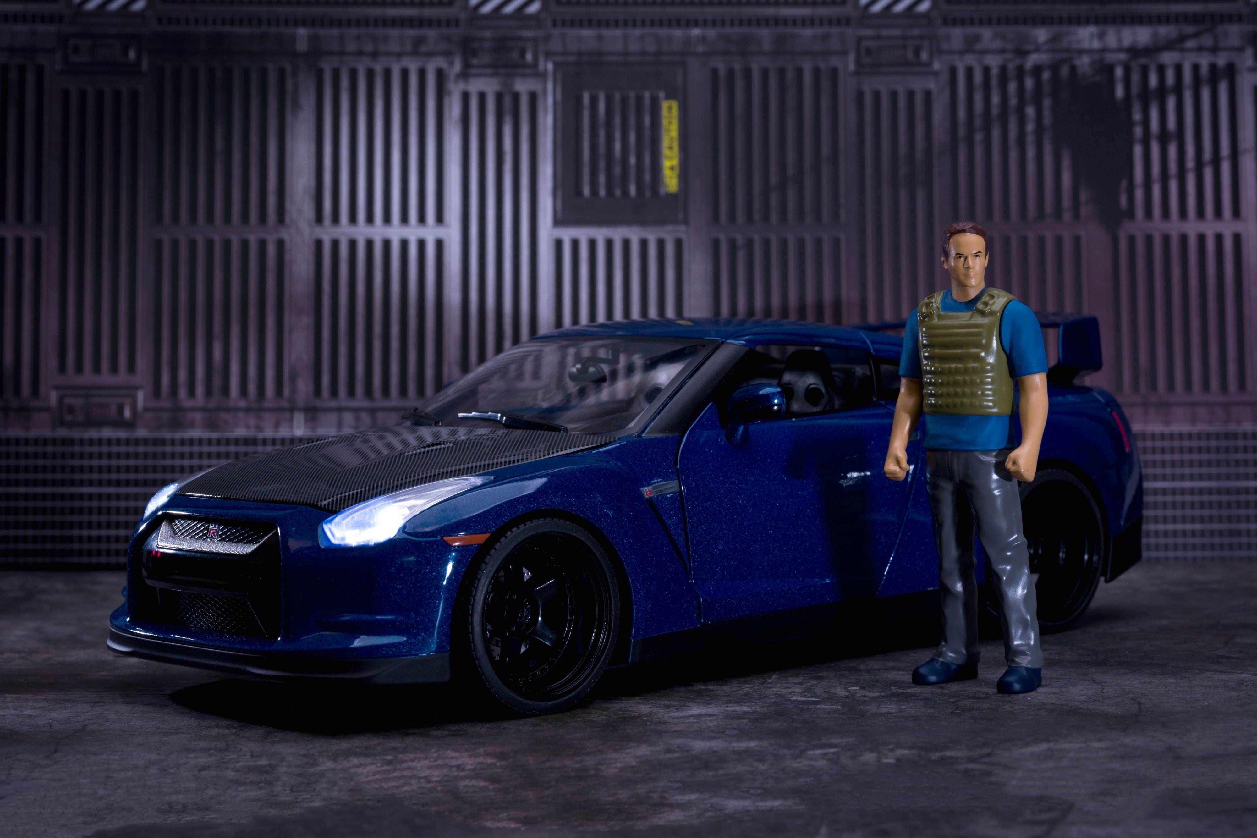 Auto a escala marca Jada, Modelo 2009 Nissan GT - R R35, con iluminación LED - Chido Toys