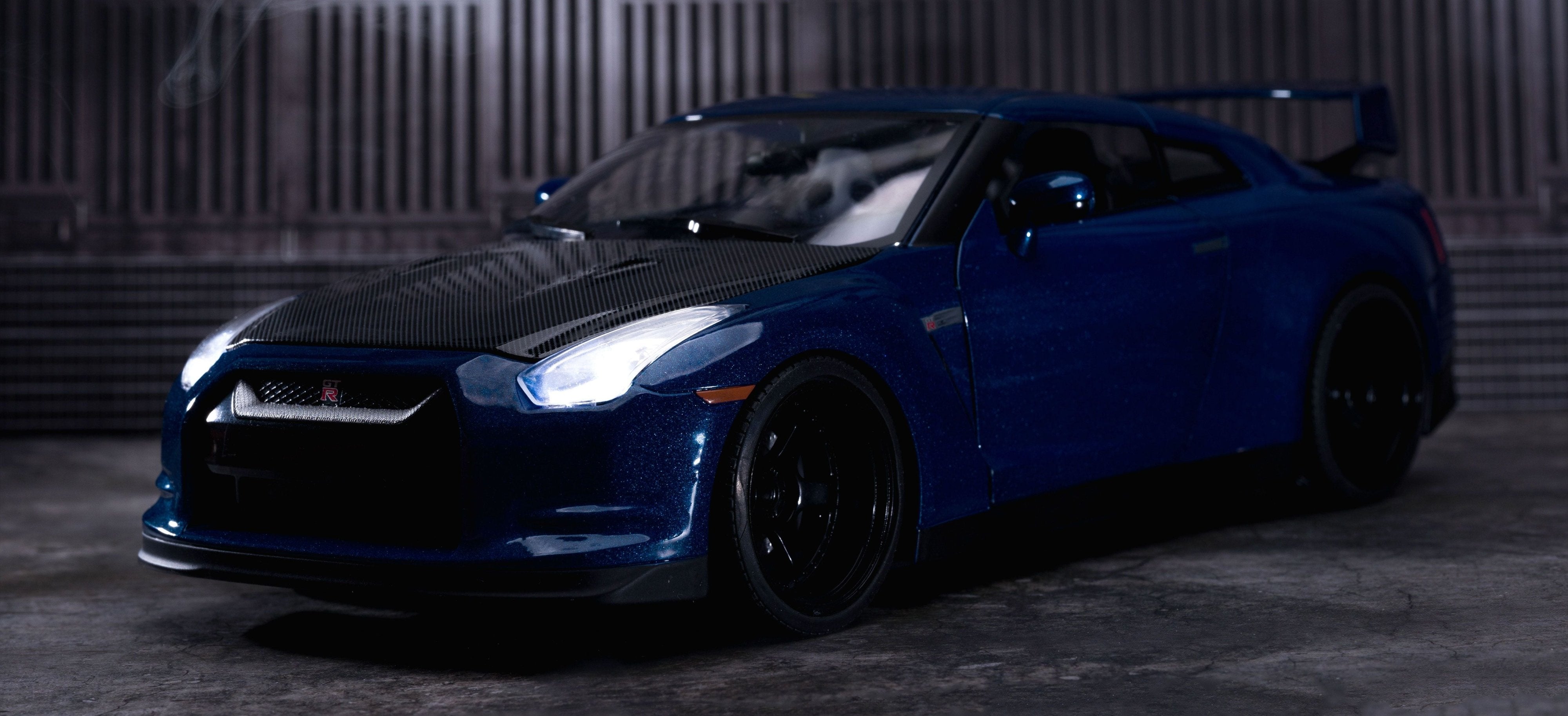 Auto a escala marca Jada, Modelo 2009 Nissan GT - R R35, con iluminación LED - Chido Toys