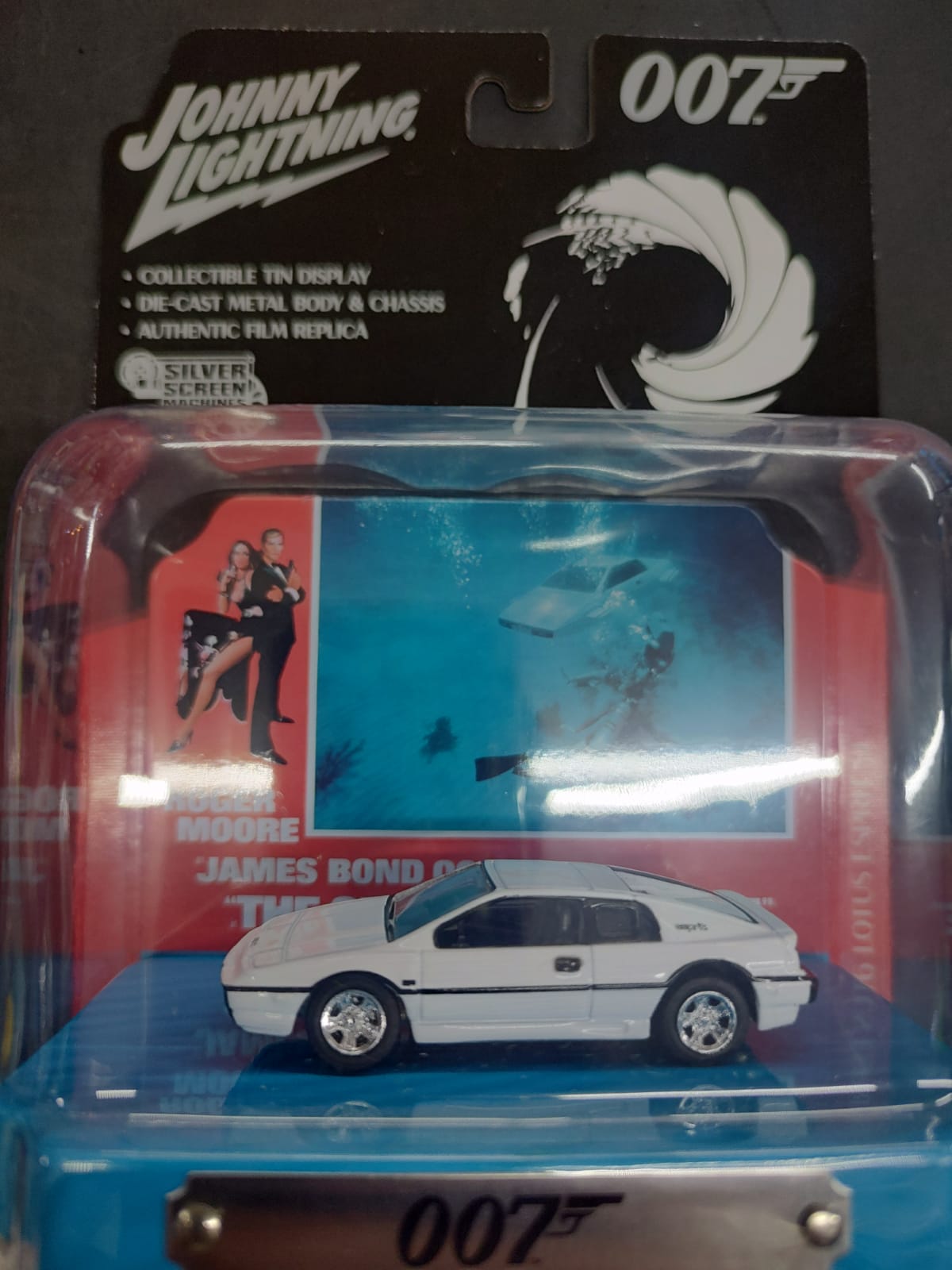 Auto a escala marca Johnny Ligftning, modelo Diorama 007 Lotus Espirit 1976, edad 6+, color blanco - Chido Toys