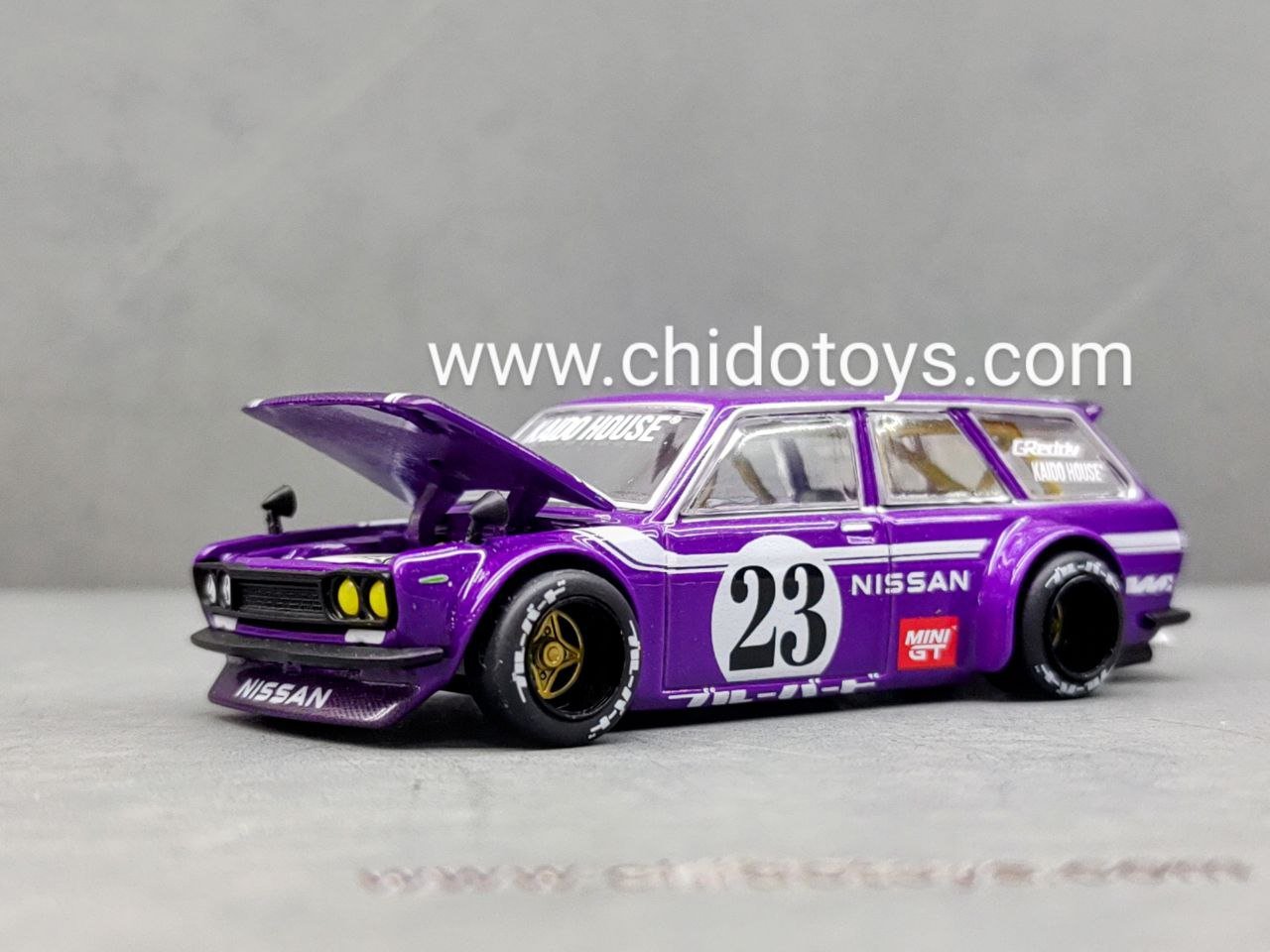 Auto a escala marca Kaido House & Mini GT, Modelo Wagon 510, Carbon Fiber V1 - Chido Toys