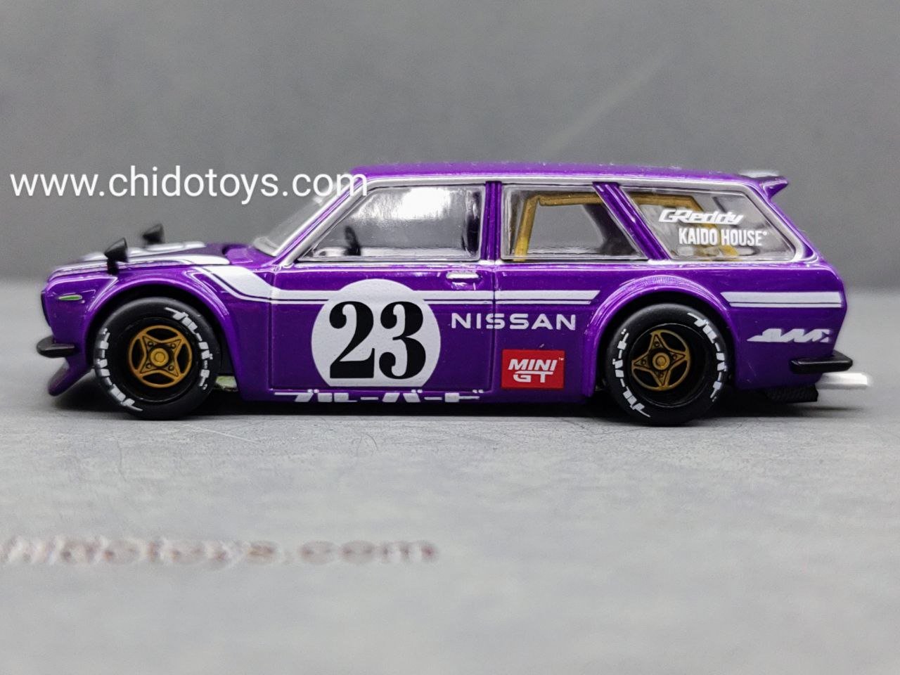 Auto a escala marca Kaido House & Mini GT, Modelo Wagon 510, Carbon Fiber V1 - Chido Toys