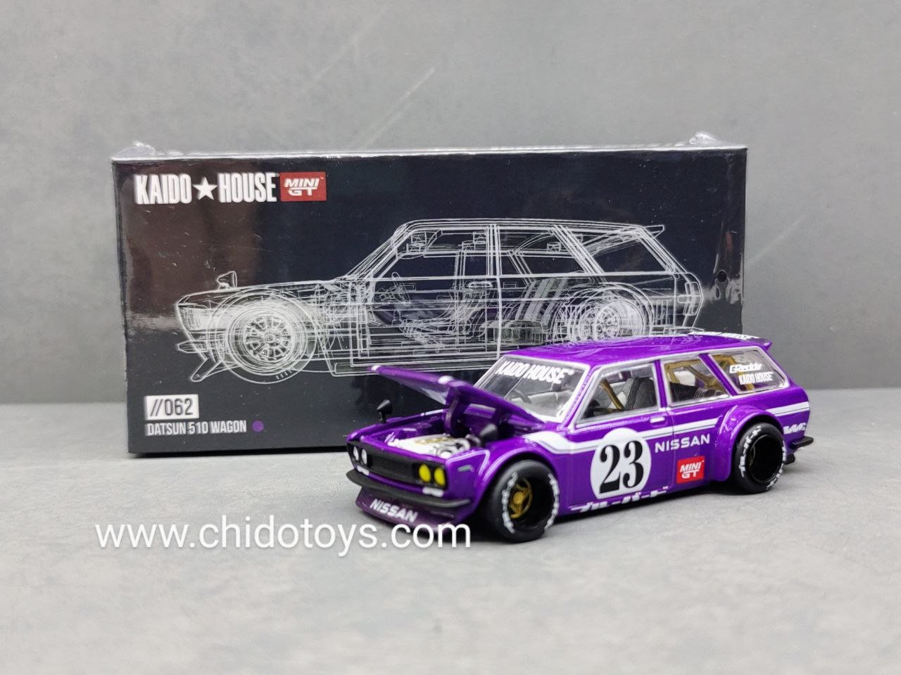 Auto a escala marca Kaido House & Mini GT, Modelo Wagon 510, Carbon Fiber V1 - Chido Toys