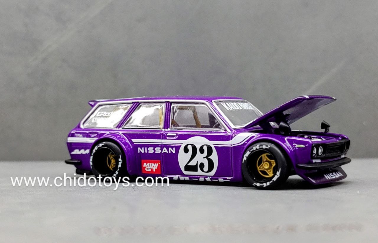 Kaido House Mini GT Datsun 510 Wagon Carbon Fiber V1 morado #23 1:64 con cofre abierto y motor NISSAN detallado