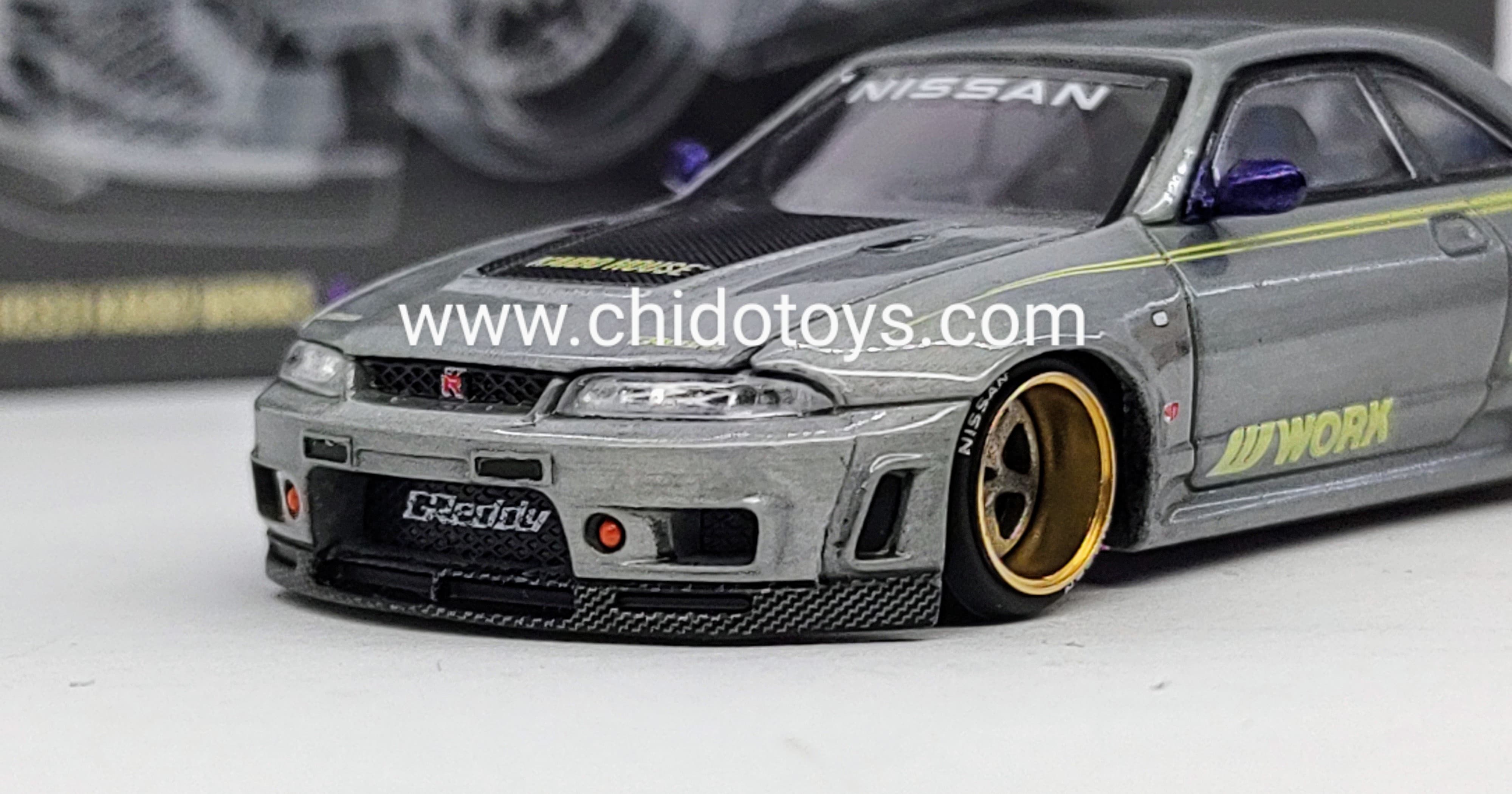 Auto a escala marca Kaido House, Modelo Chase Nissan Skyline GT - R (R33) Morado - Chido Toys