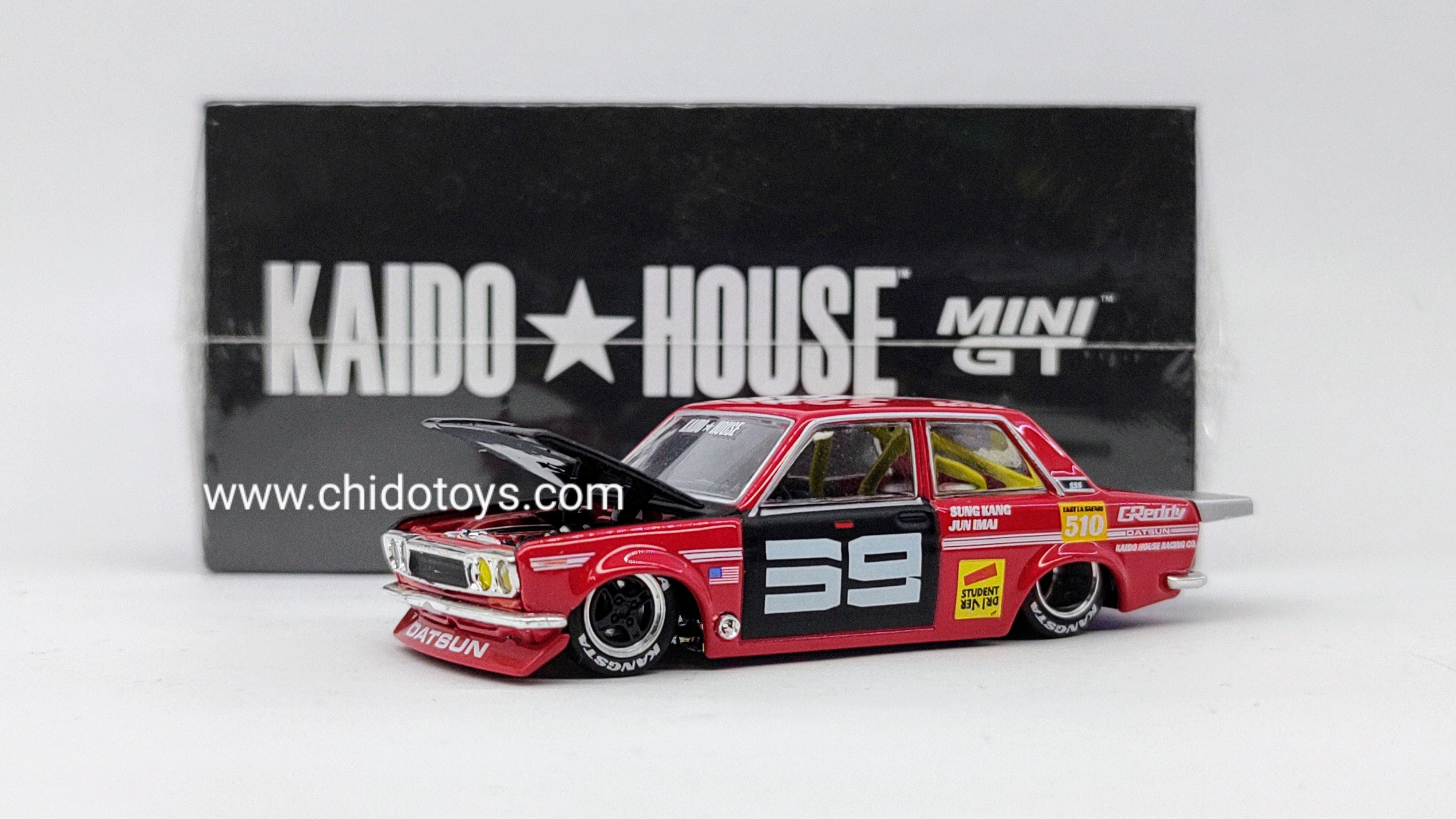 Auto a escala marca Kaido House, modelo Datsun 510, Edad 14+, color Rojo - Chido Toys