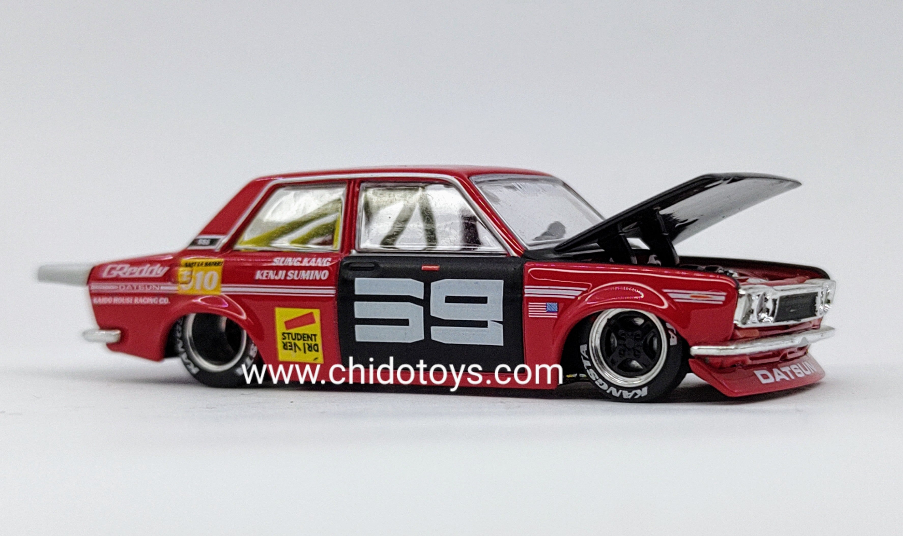 Auto a escala marca Kaido House, modelo Datsun 510, Edad 14+, color Rojo - Chido Toys