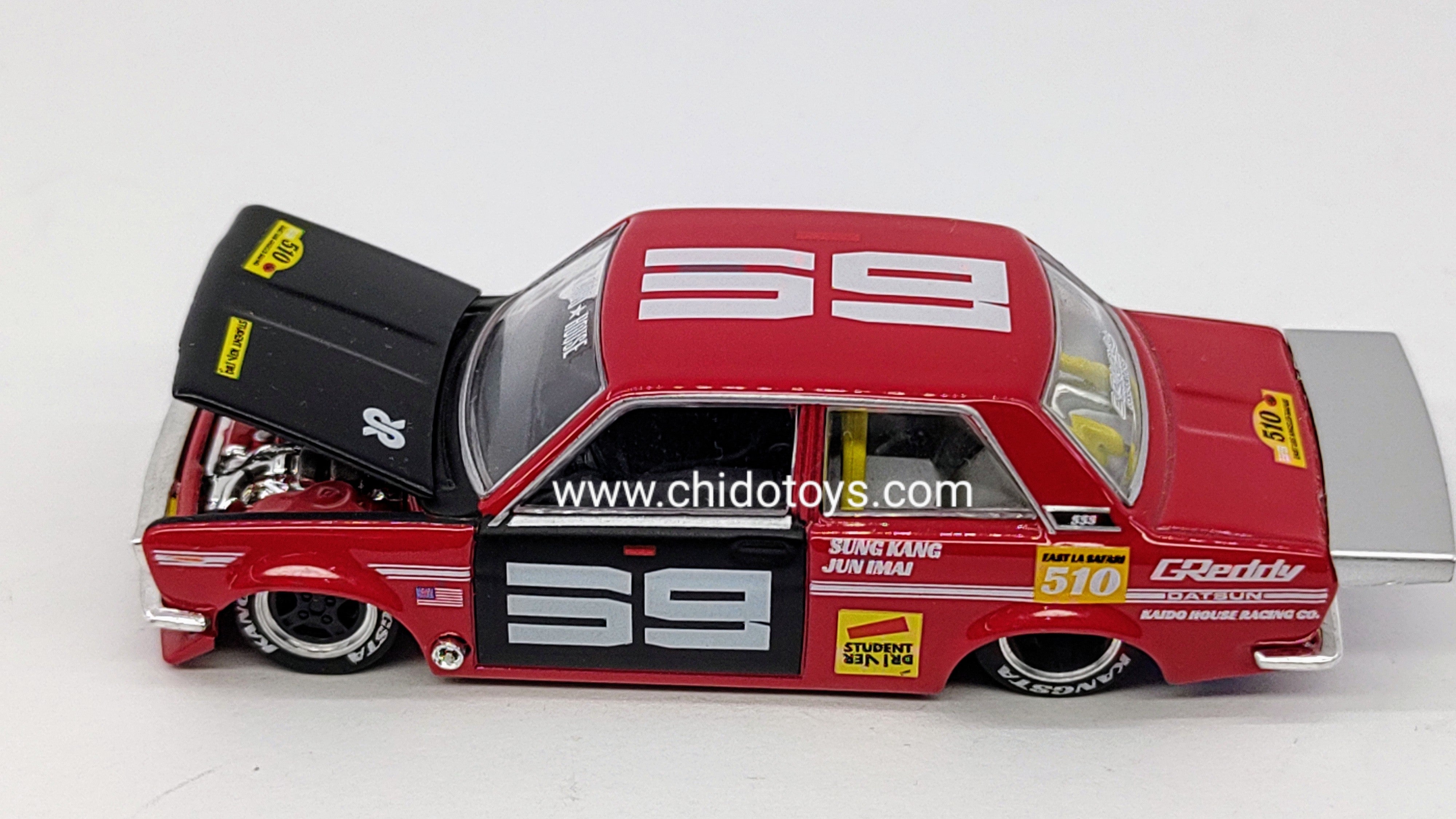 Auto a escala marca Kaido House, modelo Datsun 510, Edad 14+, color Rojo - Chido Toys