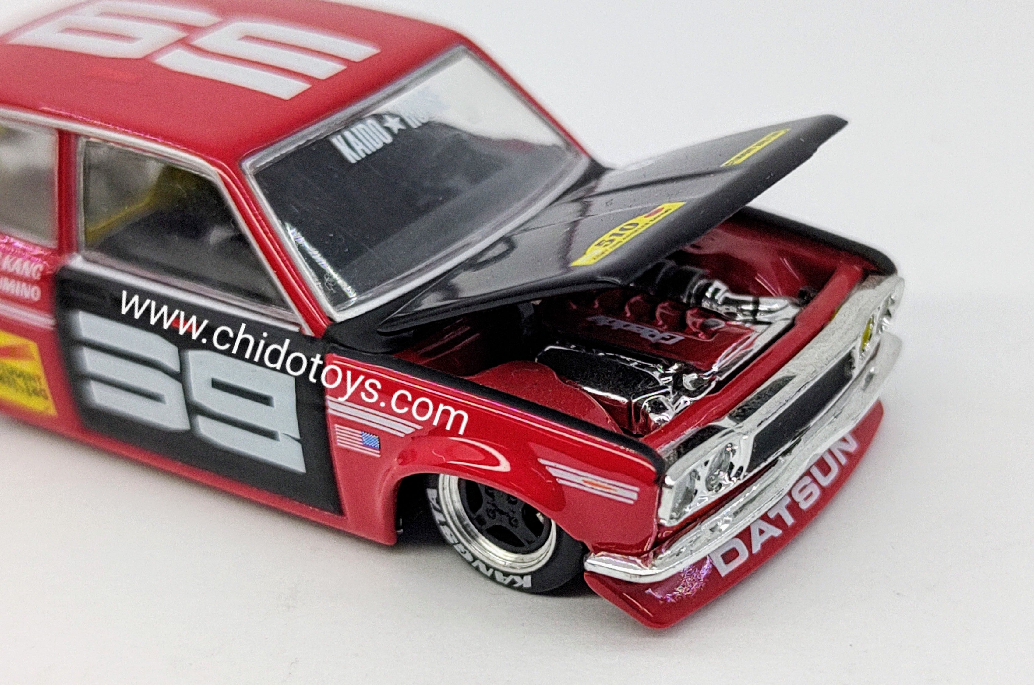 Auto a escala marca Kaido House, modelo Datsun 510, Edad 14+, color Rojo - Chido Toys