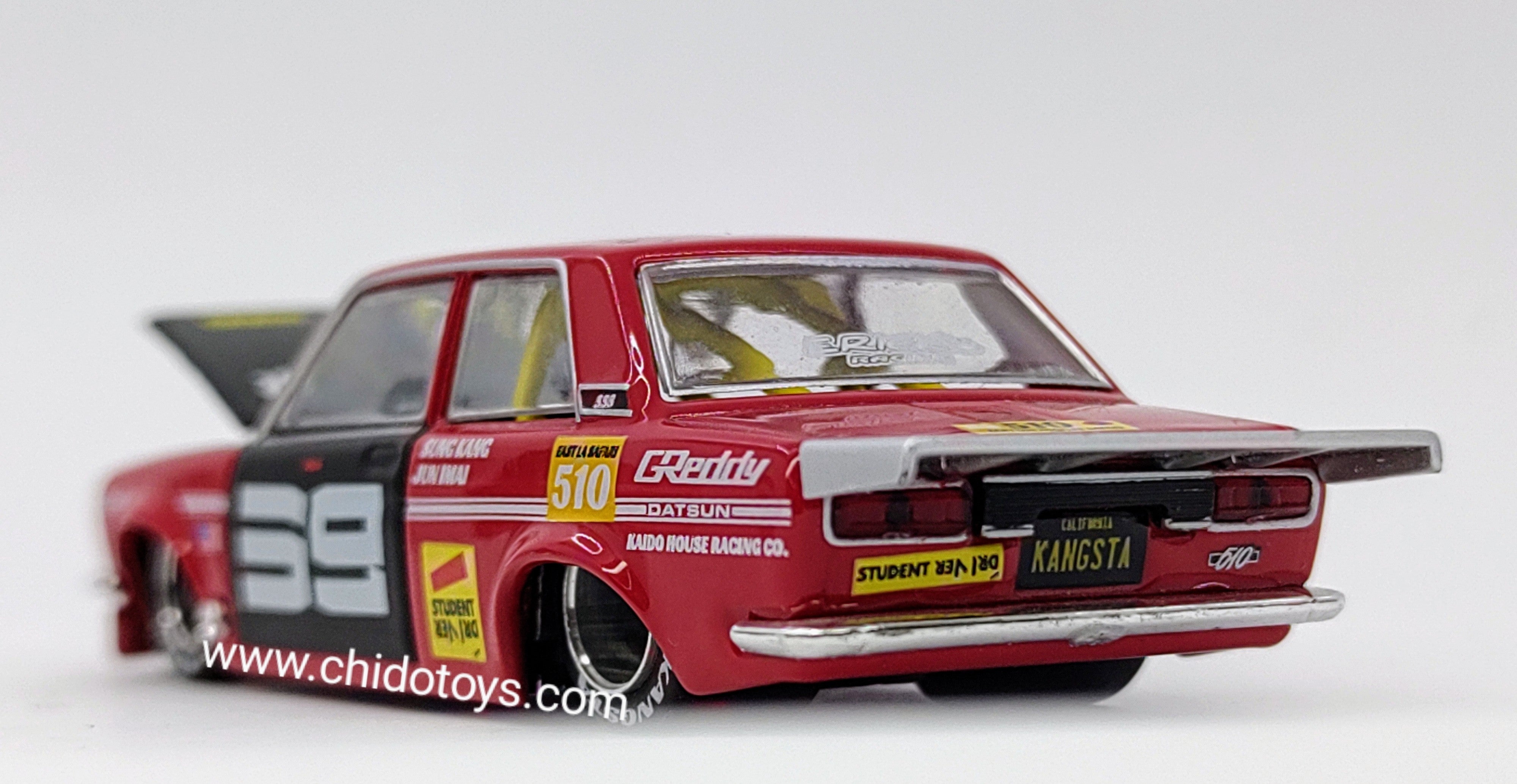 Auto a escala marca Kaido House, modelo Datsun 510, Edad 14+, color Rojo - Chido Toys