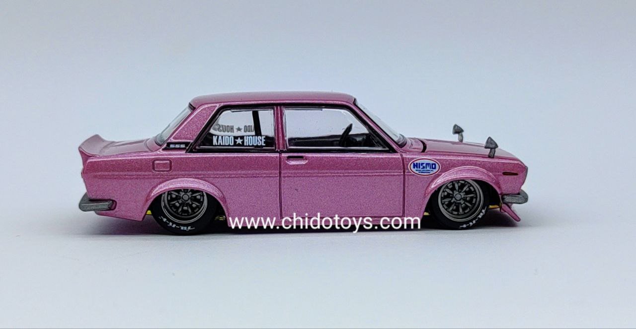Auto a escala marca Kaido House, Modelo Datsun 510 Nismo Pink - Chido Toys