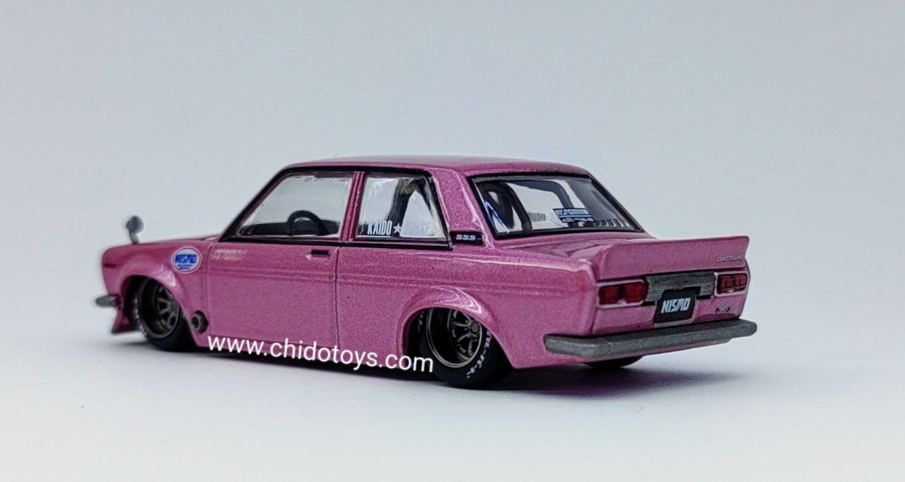 Auto a escala marca Kaido House, Modelo Datsun 510 Nismo Pink - Chido Toys