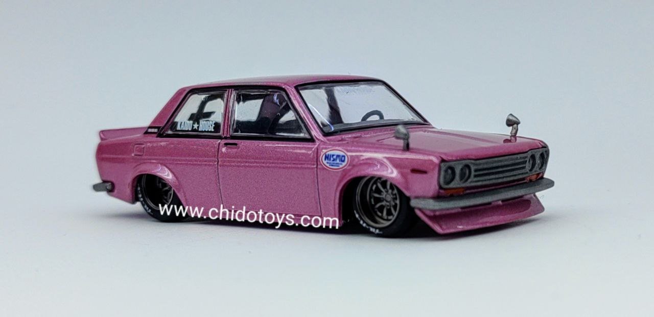 Auto a escala marca Kaido House, Modelo Datsun 510 Nismo Pink - Chido Toys