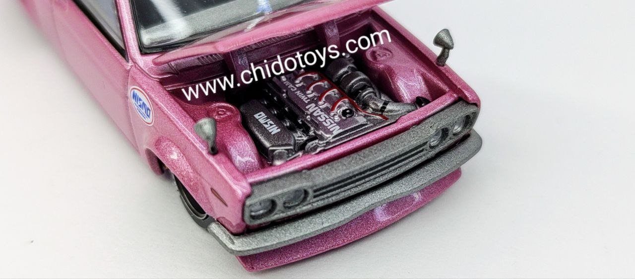 Auto a escala marca Kaido House, Modelo Datsun 510 Nismo Pink - Chido Toys