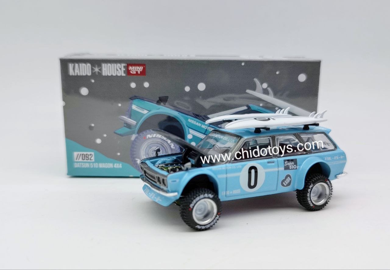 Auto a escala marca Kaido House, Modelo Datsun 510 Wagon Surf Safari RS Edición de vacaciones de invierno - Chido Toys