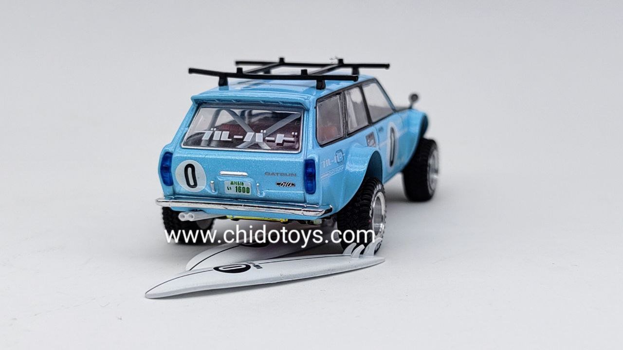 Auto a escala marca Kaido House, Modelo Datsun 510 Wagon Surf Safari RS Edición de vacaciones de invierno - Chido Toys