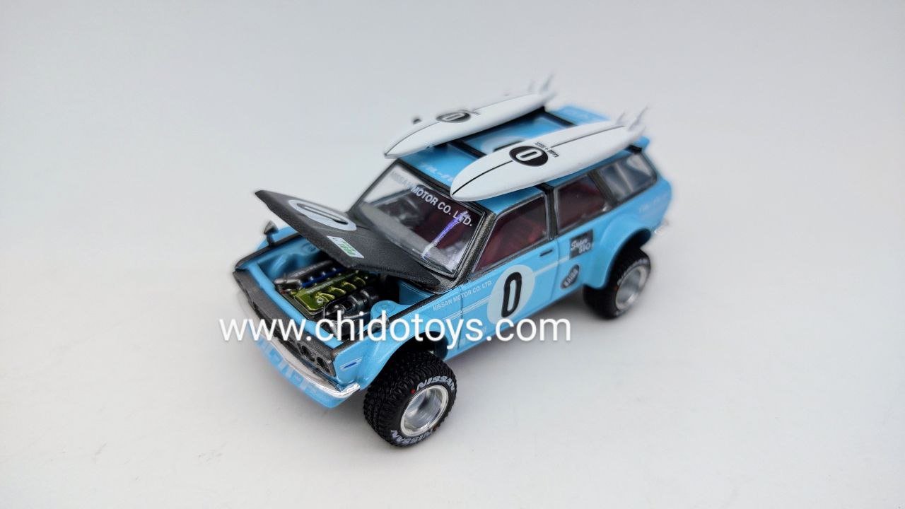 Auto a escala marca Kaido House, Modelo Datsun 510 Wagon Surf Safari RS Edición de vacaciones de invierno - Chido Toys
