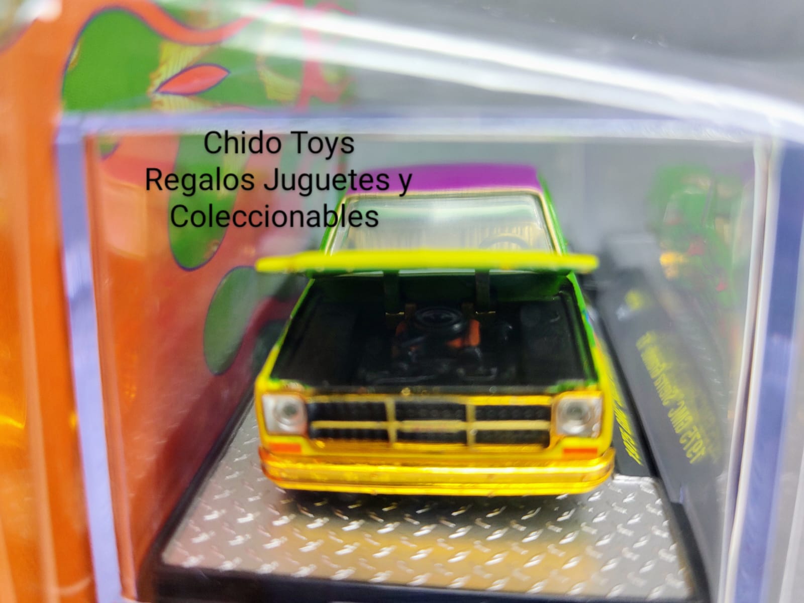 Auto a escala marca M2 Machines, modelo GMC Sierra Grande 15, 1975, Convención Weeken Wheels - Chido Toys