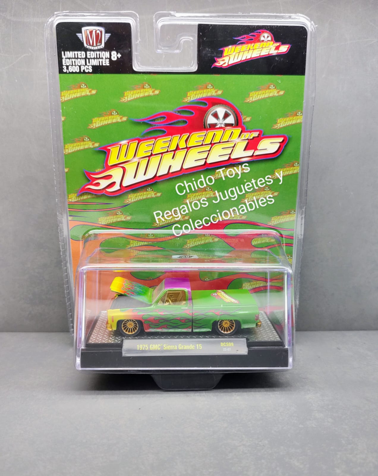 Auto a escala marca M2 Machines, modelo GMC Sierra Grande 15, 1975, Convención Weeken Wheels - Chido Toys