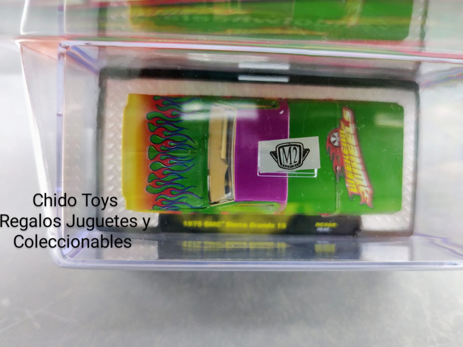 Auto a escala marca M2 Machines, modelo GMC Sierra Grande 15, 1975, Convención Weeken Wheels - Chido Toys